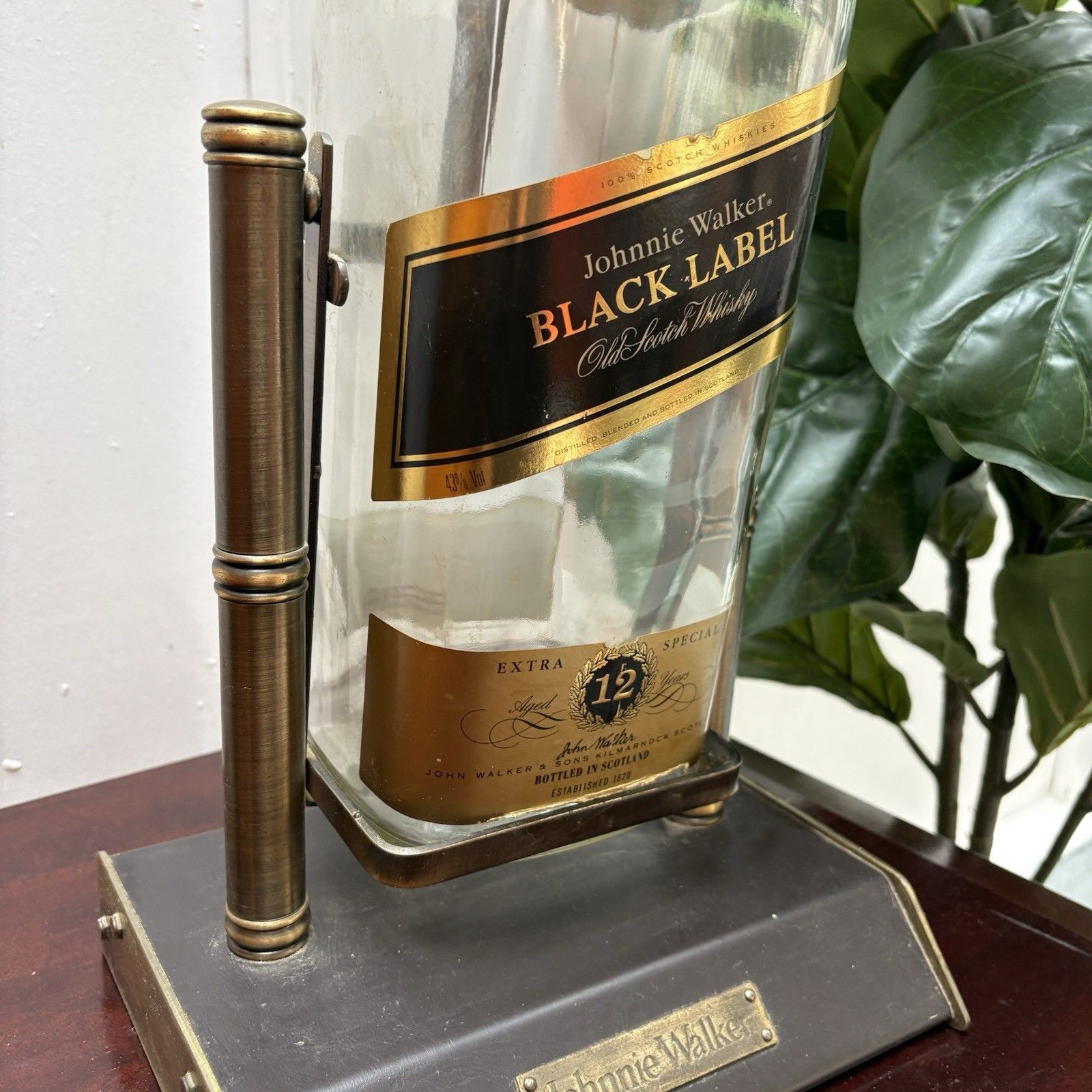 Vintage Johnnie Walker Black Label 12 Yr Old Whisky Bottle Brass Leather Plinth photo vinterior