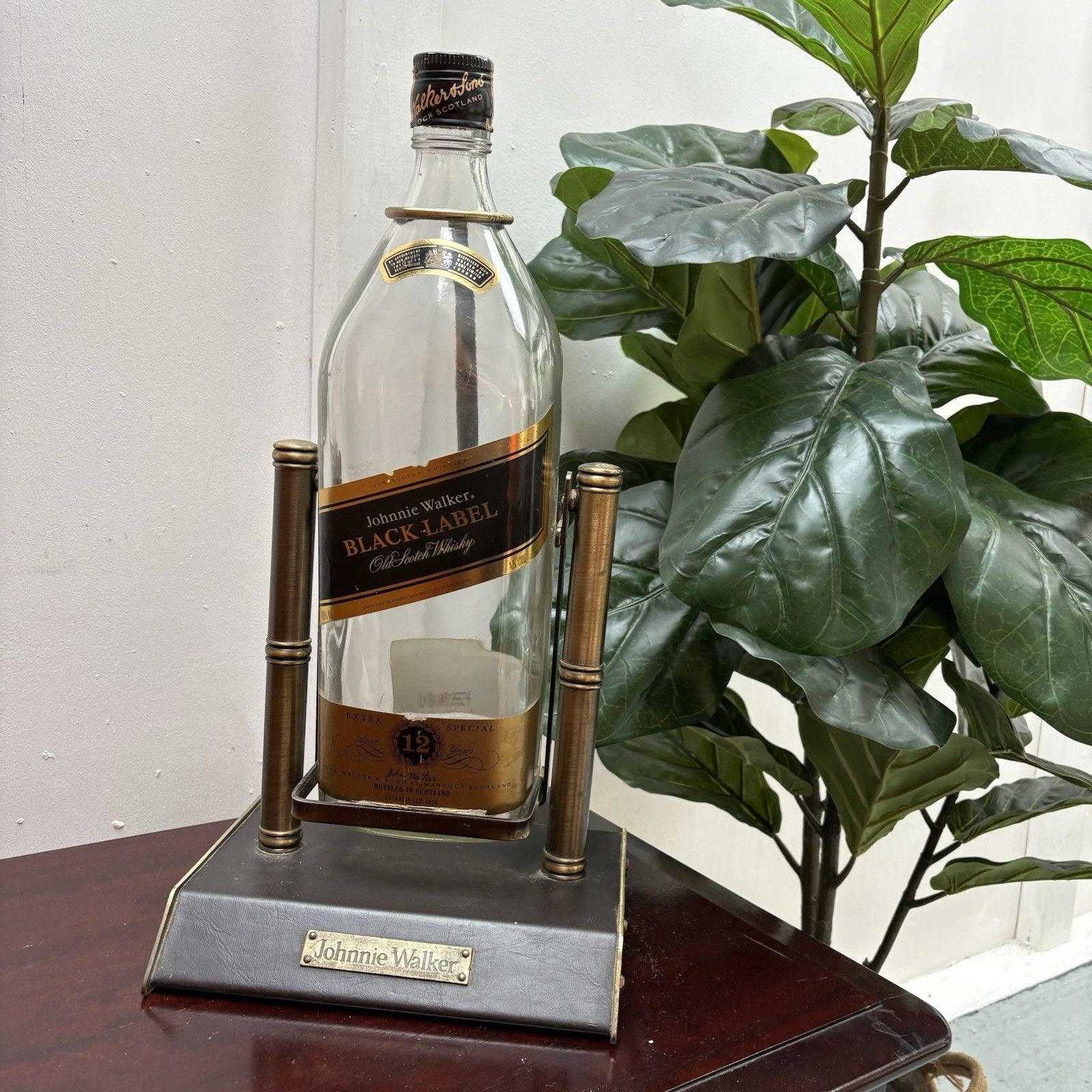 photo vinterior Vintage Johnnie Walker Black Label 12 Yr Old Whisky Bottle Brass Leather Plinth