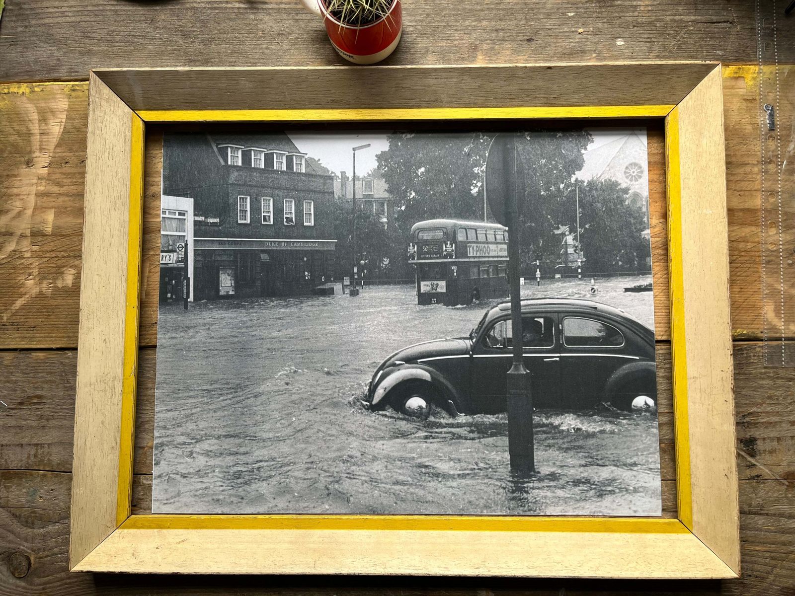 Vintage 1950s Vw Beetle In London Flood Poster