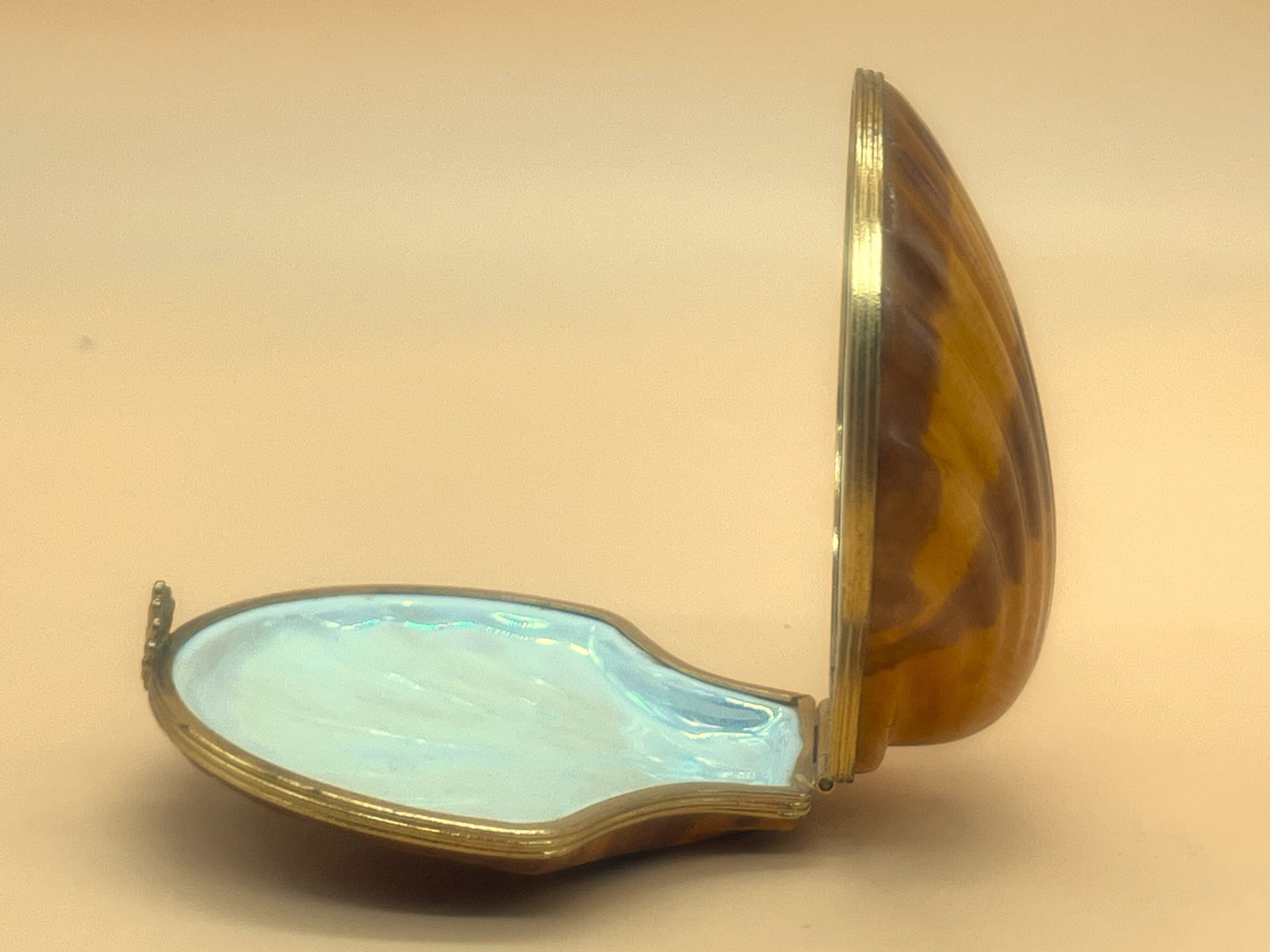 Eximious Artoria Limoges Porcelain France Large Clam Shell With Luster Design Hand Painted Trinket / Jewelry Box With Clasp Fastener. photo Home Decor