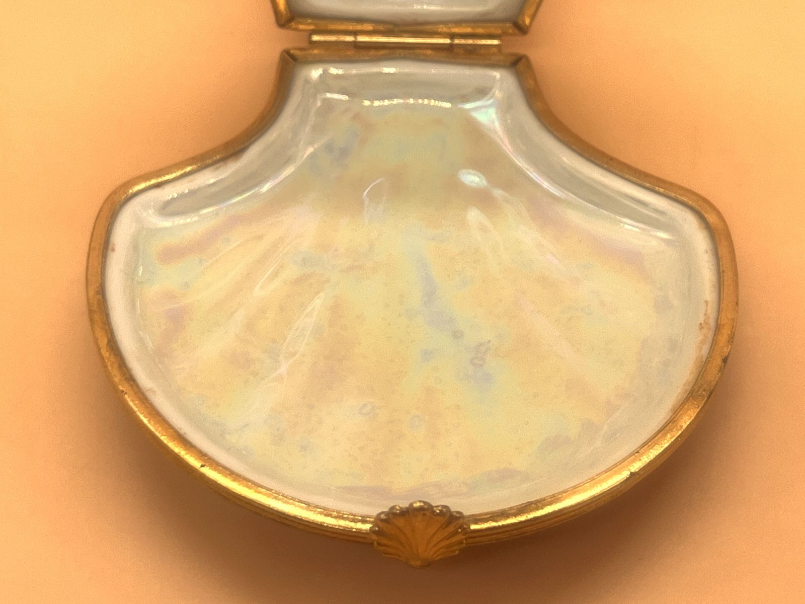 Eximious Artoria Limoges Porcelain France Large Clam Shell With Luster Design Hand Painted Trinket / Jewelry Box With Clasp Fastener. photo 175.0