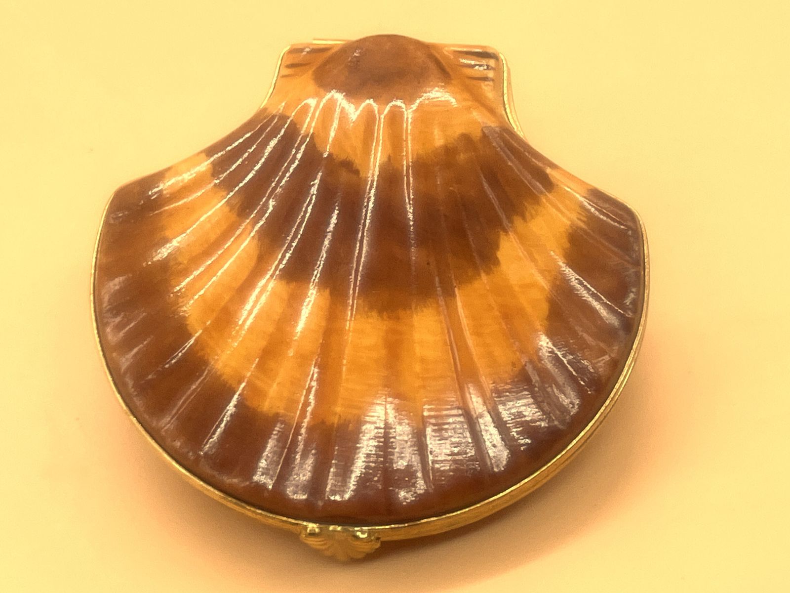 Eximious Artoria Limoges Porcelain France Large Clam Shell With Luster Design Hand Painted Trinket / Jewelry Box With Clasp Fastener. photo vinterior