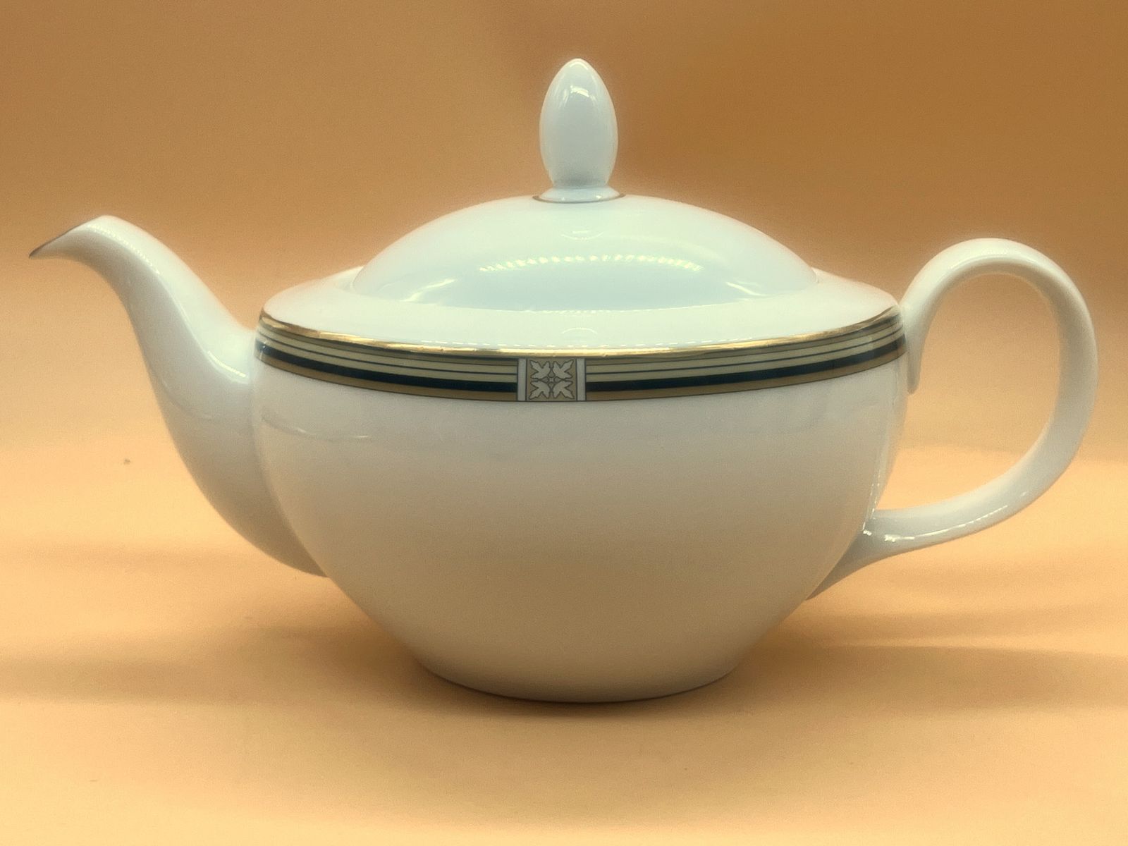 Royal Doulton China Coronado New Romance Collection Design 2 Pint Capacity Tea Pot. Tc1207. C1995.