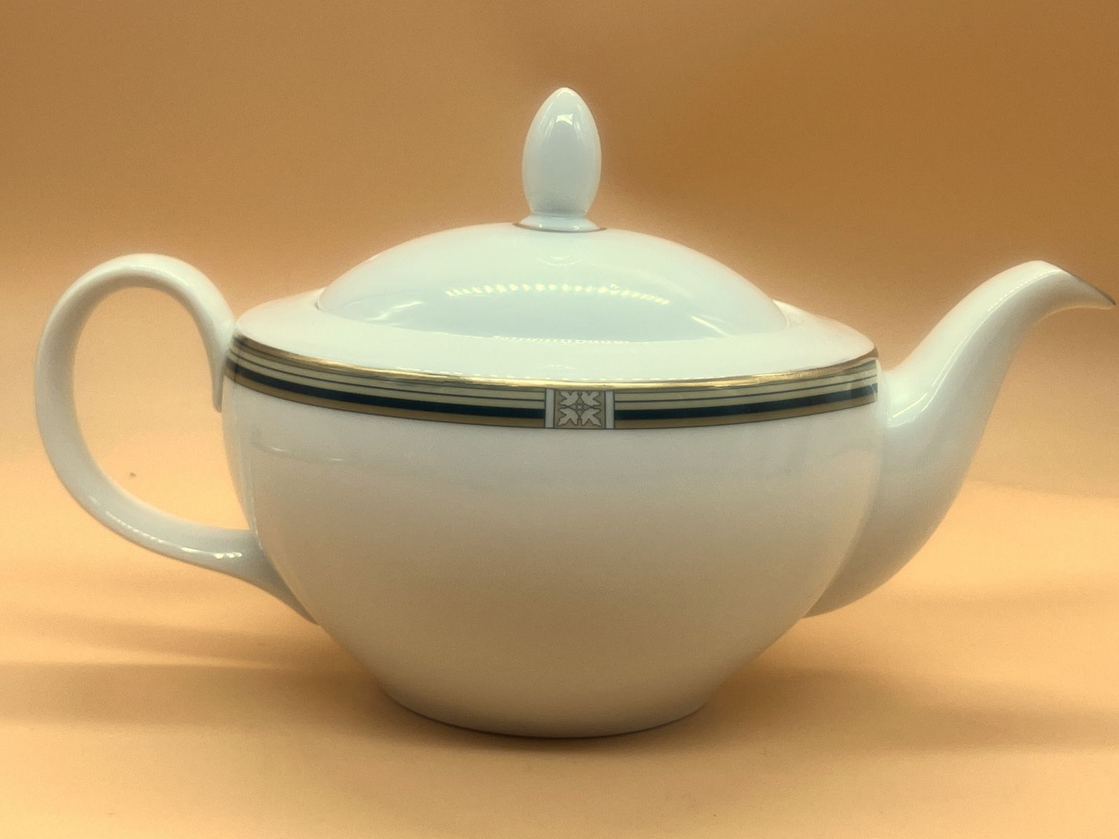 Royal Doulton China Coronado New Romance Collection Design 2 Pint Capacity Tea Pot. Tc1207. C1995. photo furniture