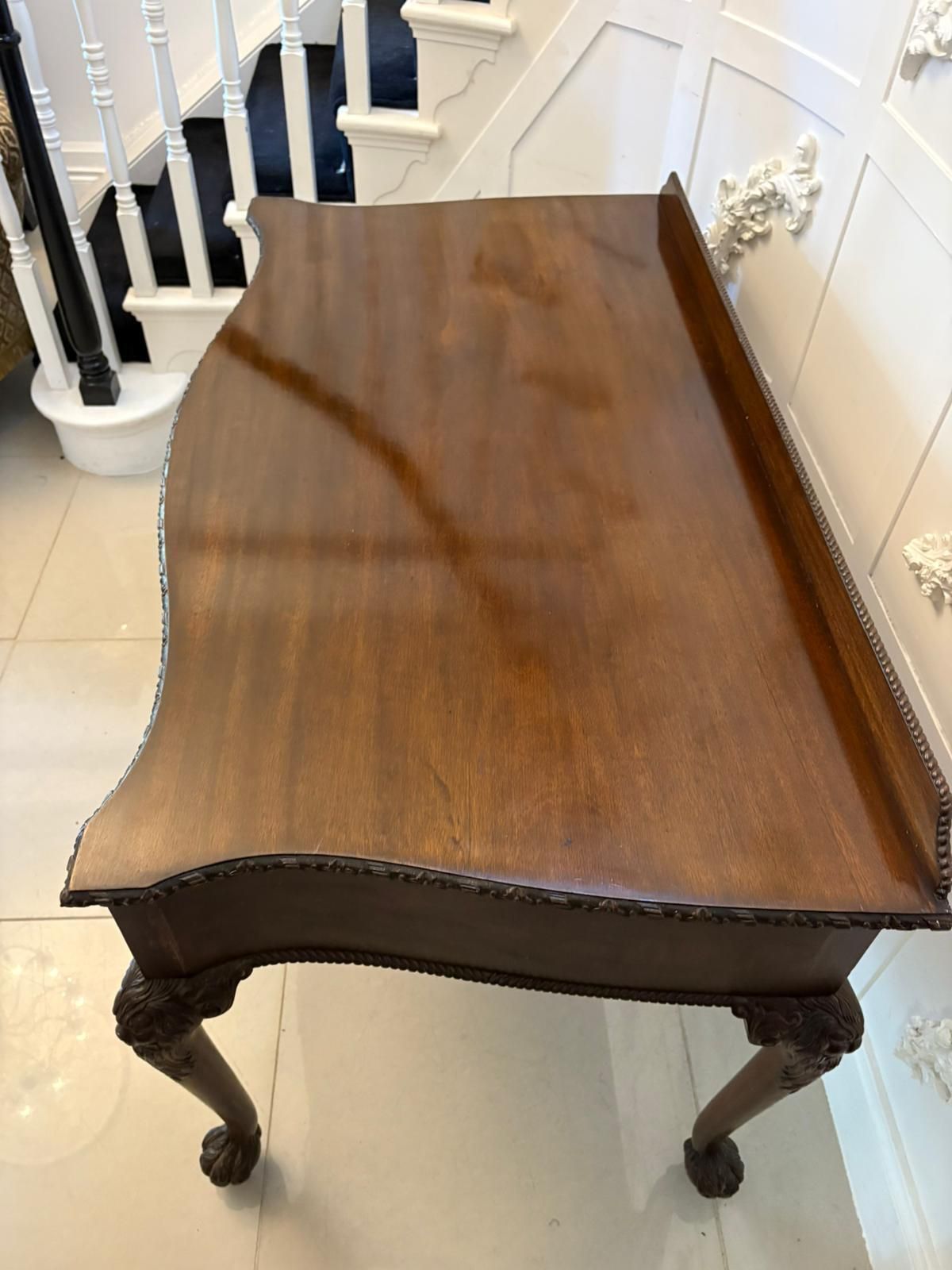 photo vinterior Antique 19th Century Quality Carved Mahogany Desk