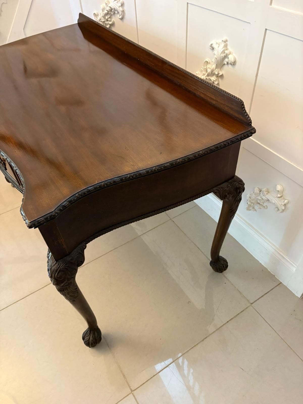 photo vintage Antique 19th Century Quality Carved Mahogany Desk