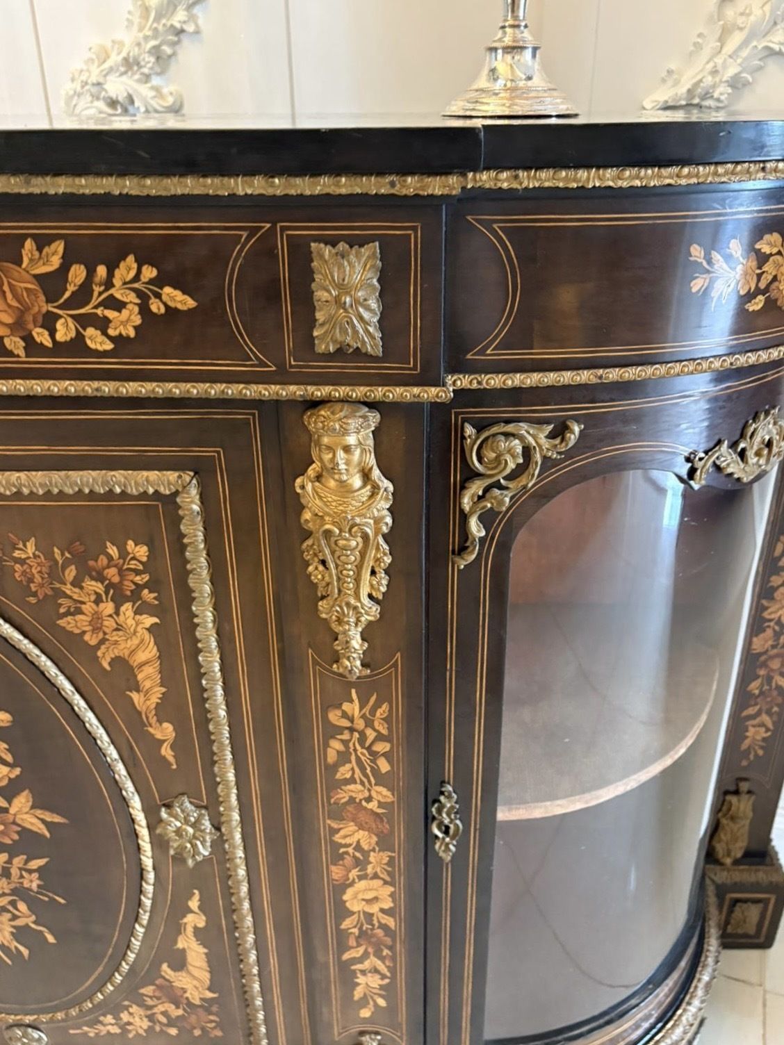 photo vintage Outstanding Quality Antique 19th Century Ebonised And Inlaid Floral Marquetry Credenza