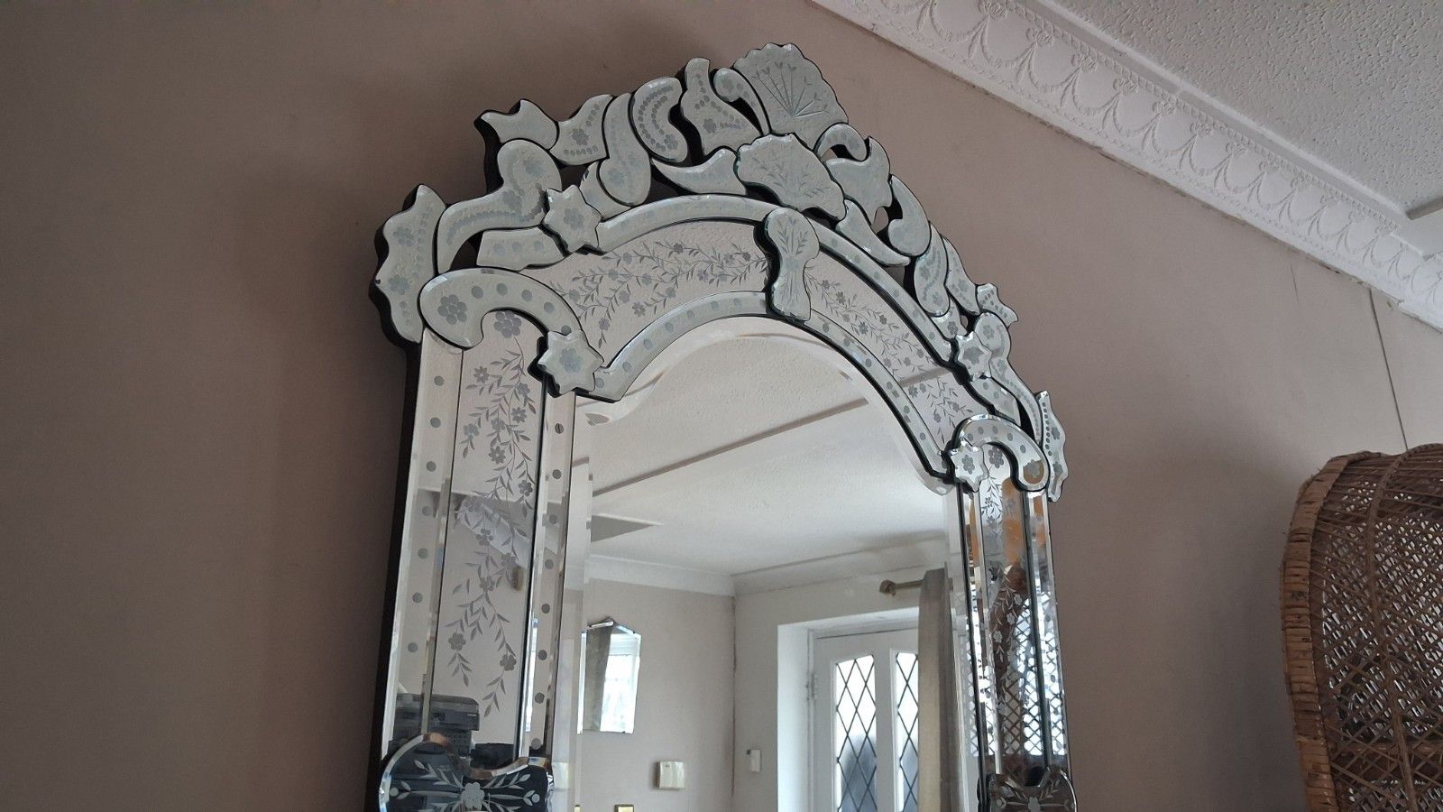 photo vintage Beautiful Venetian Etched And Bevelled Glass Ornate Large Mirror