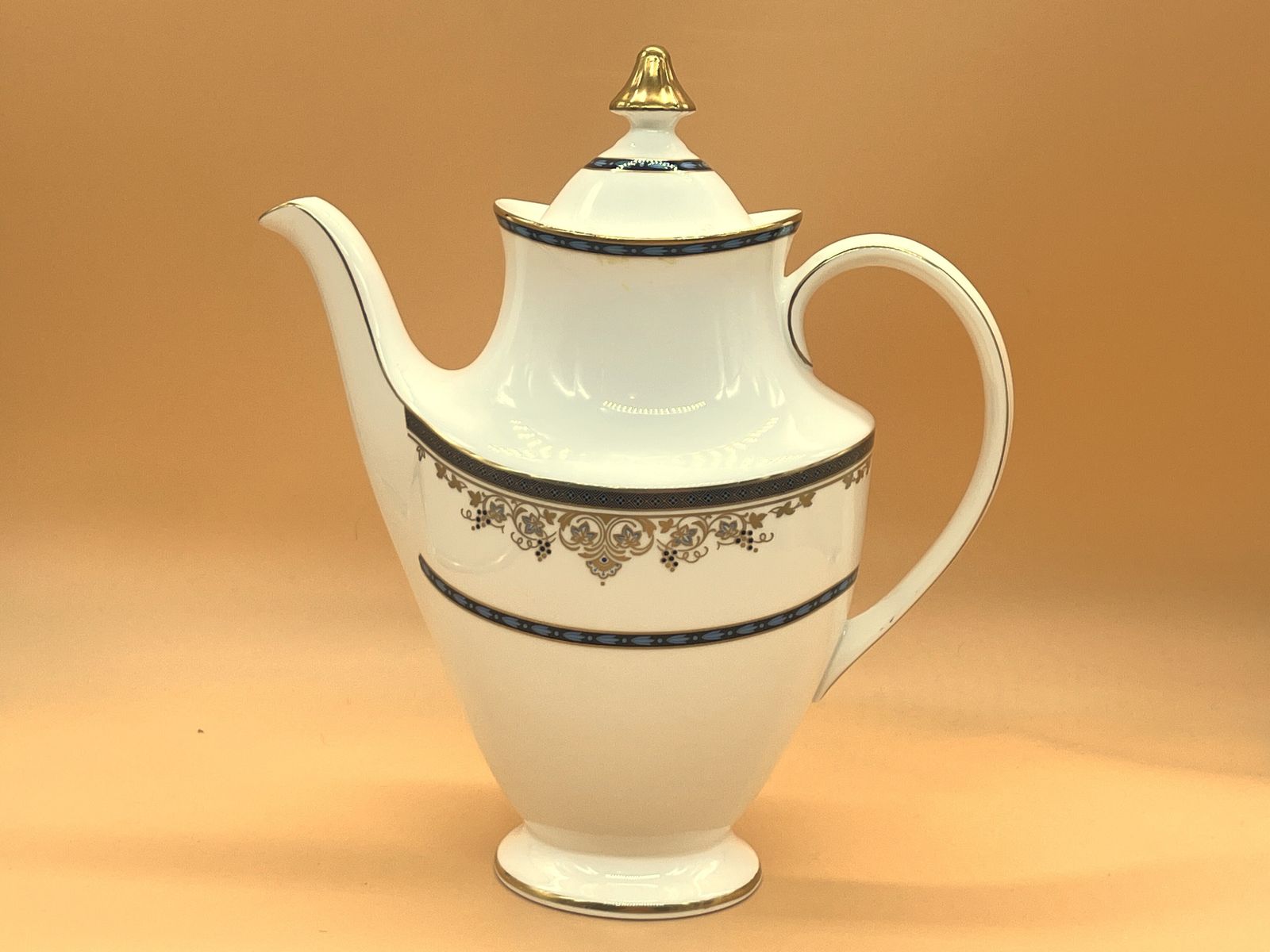 Vintage Royal Doulton China Winchester Design 2 Pint Capacity Coffee Pot. H5094. C1983.