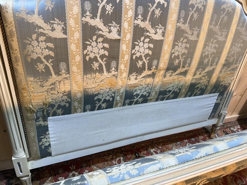 Lit Capitonné De Style Louis XVI En Bois Beige photo furniture