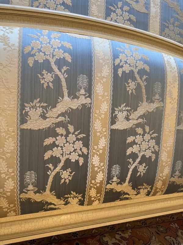 Lit Capitonné De Style Louis XVI En Bois Beige photo for sale
