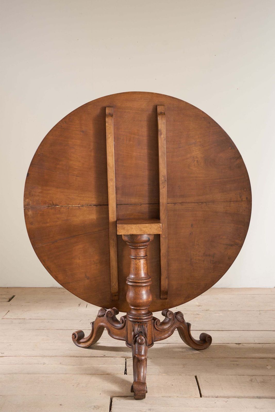 3100.0 18th Century Italian Walnut Tilt Top Table photo