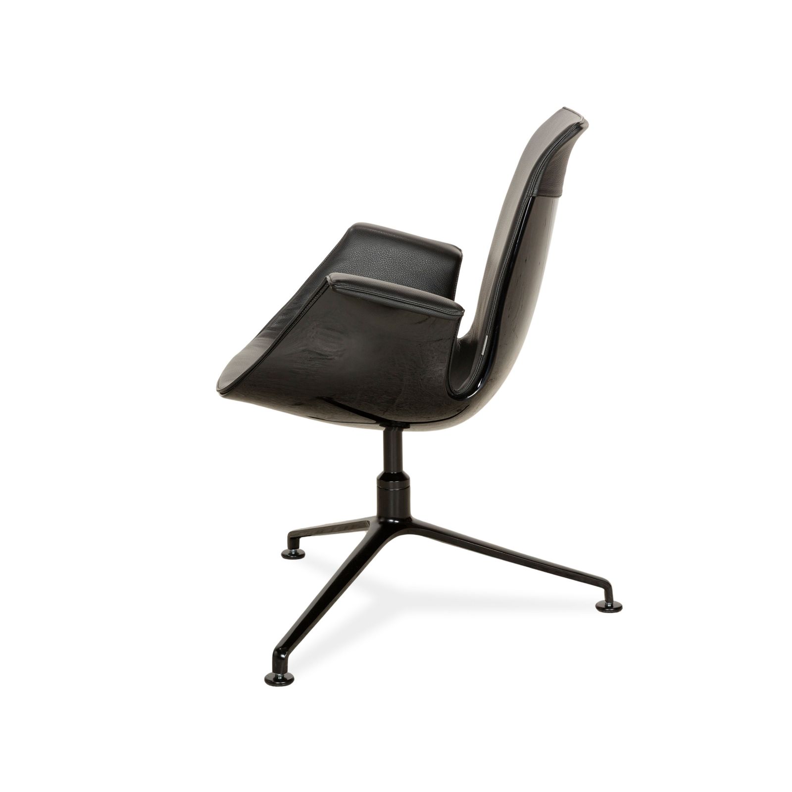 photo for sale Fauteuil Walter Knoll FK en cuir noir, coque noire, fonction pivotante