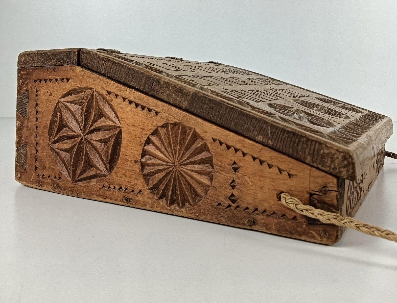 photo furniture Hand Carved Wooden Bread Box Storage Container Travail Est Le Chemin Du Ciel Vin