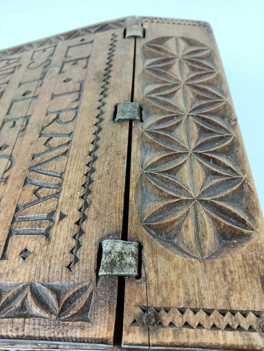 photo for sale Hand Carved Wooden Bread Box Storage Container Travail Est Le Chemin Du Ciel Vin