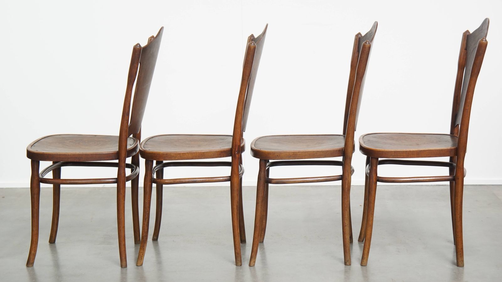 Set Van 4 Antieke Jacob And Josef Kohn Gebogen Houten Stoelen In Thonet Stijl, Begin 20e Eeuw, Met Fraai Houtsnijwerk photo 1395.2903999999999
