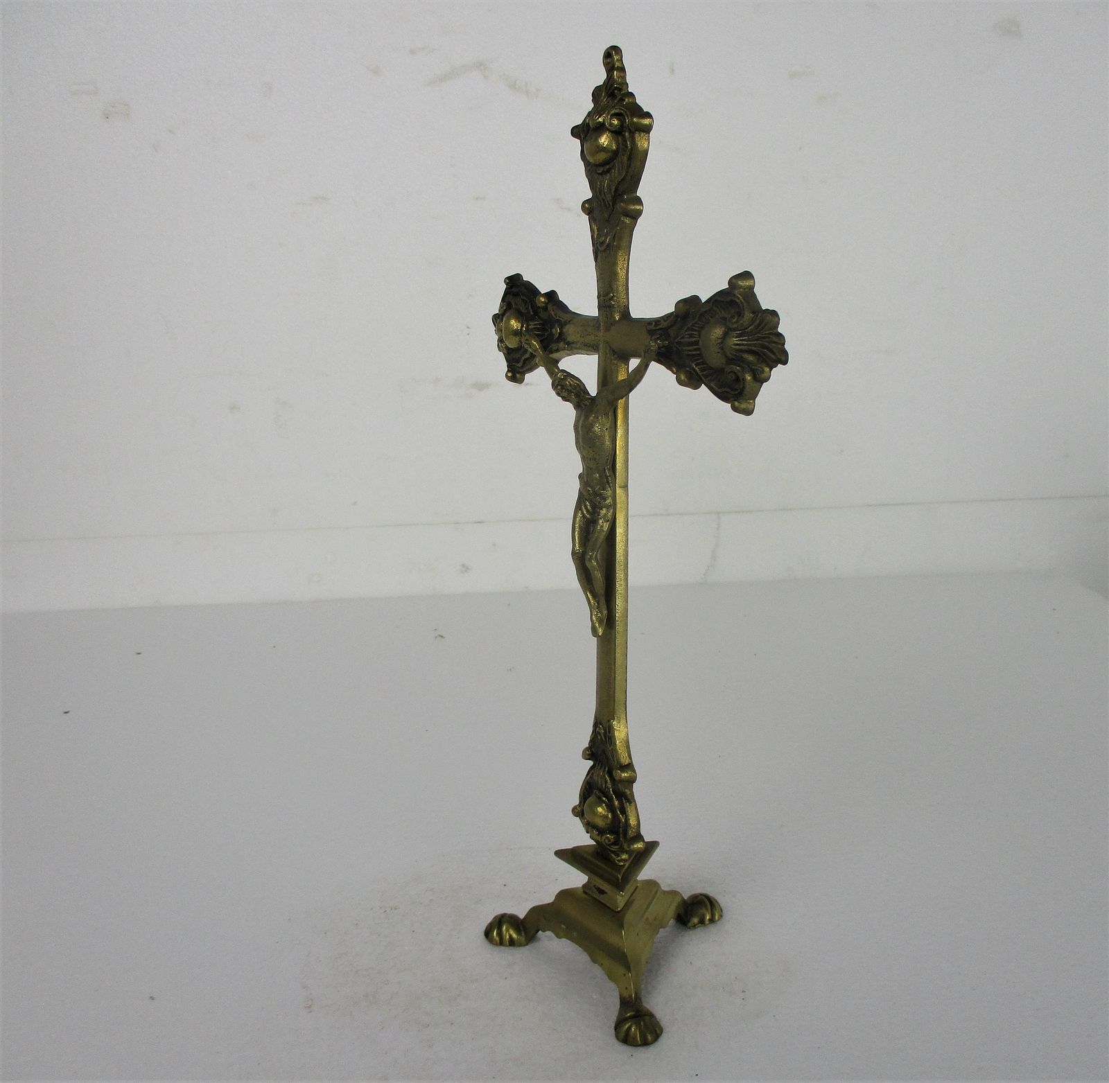 Brass Table Standing Crucifix Cross Jesus Christ Calvary Ornate Lion Feet 14.96& photo vinterior