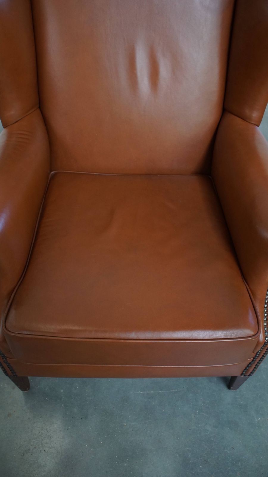 Stijlvolle Cognackleurige Koehuid Fauteuil In Engelse Stijl Met Siernagels – Goede Staat photo vinterior