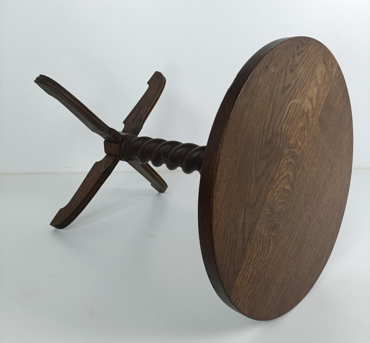 Round Barley Twist Hand Carved Wooden Side Table Pedestal, Plant Stand Barn Styl photo vintage