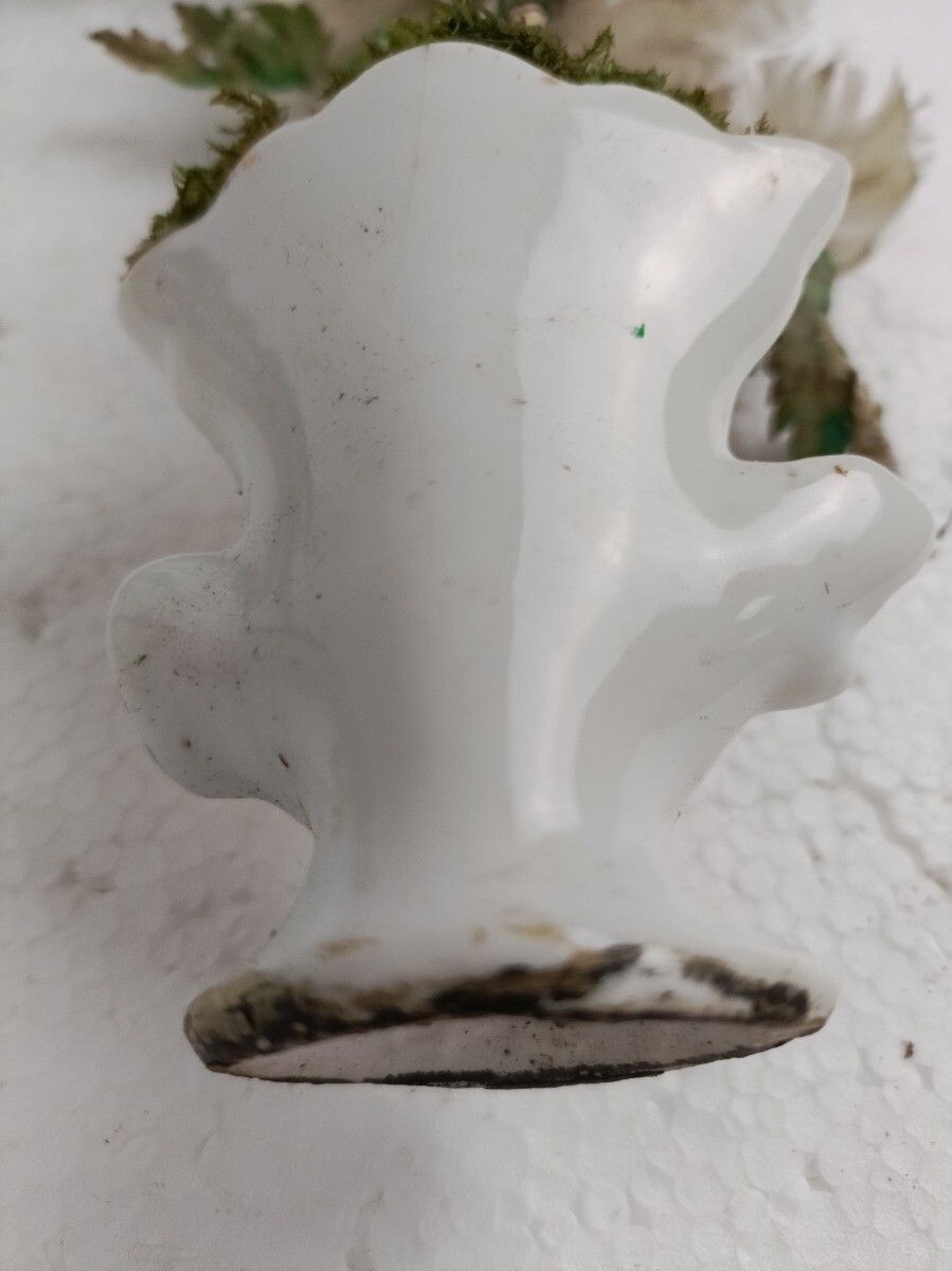 photo furniture Couple Porcelain Fan Flair Vases Silk Flower Bridal Bouquet Vieux Paris Victoria