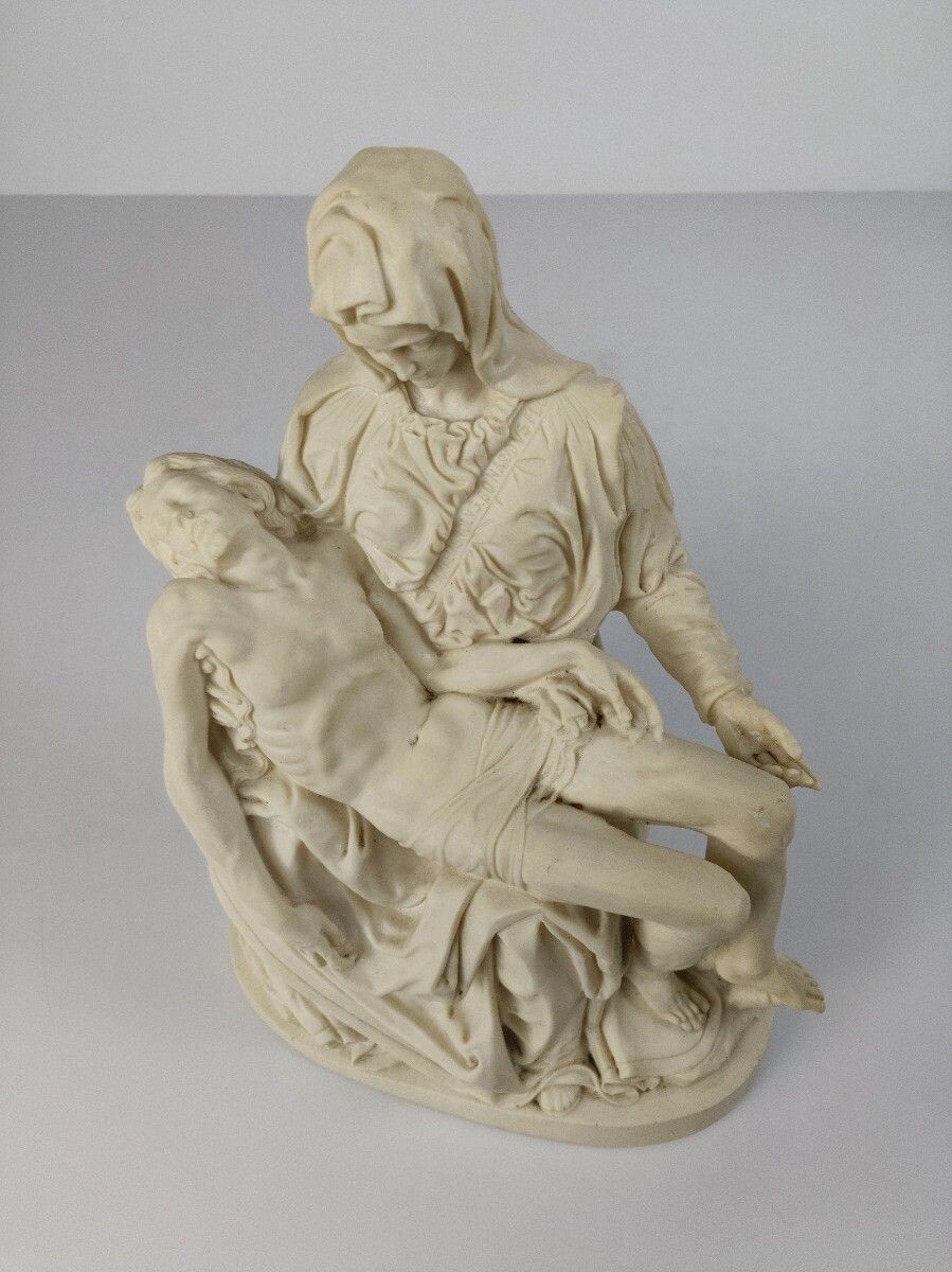 Statue Pieta Resin  Our Lady Of Sorrows Jesus Christ Madonna Collector Sculpture photo Art