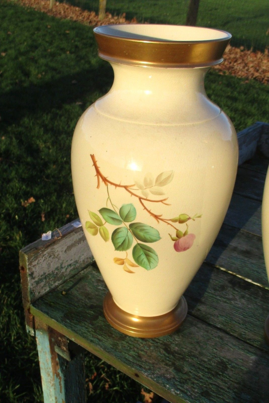 photo furniture Couple Of Vases Hand Painted Flowers Gold Gild Beautiful