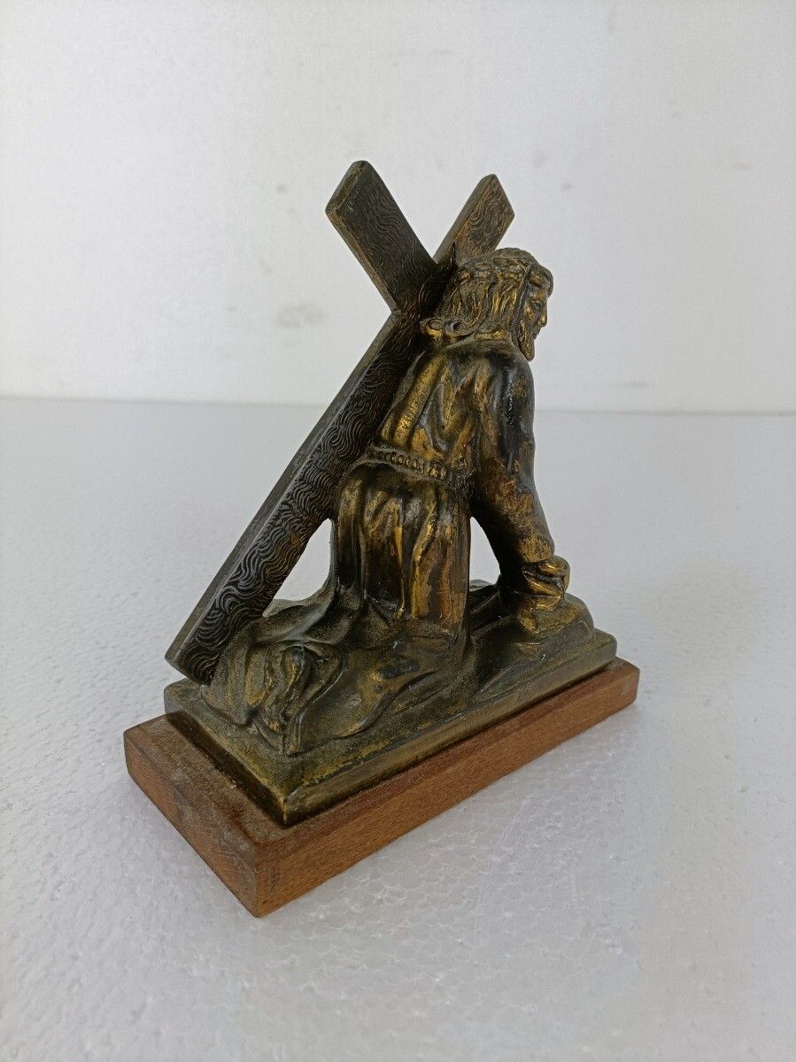 Small Statue Faux Brass Spelter On Wooden Base Jesus Christ Carrying The Cross C photo vinterior