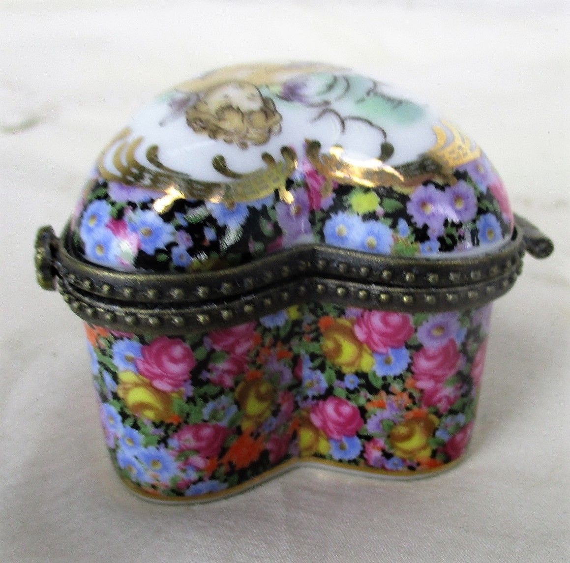 French Limoges Marked Romantic Pill Box Heart Shaped Hinged Putti Cherub photo vinterior