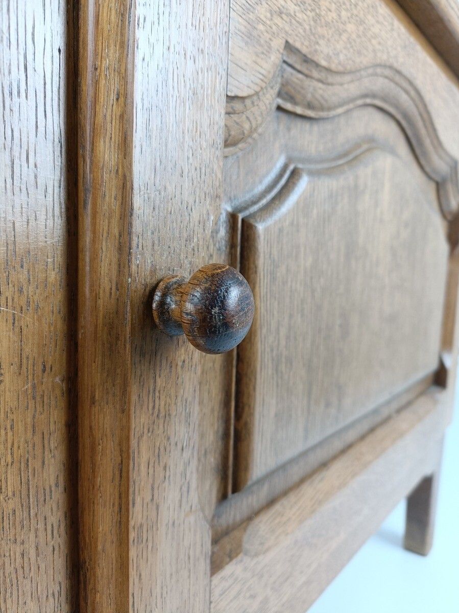 photo furniture Couple French Louis XV/XVI Style Wooden Oak Nightstands End Tables Modernist Vin