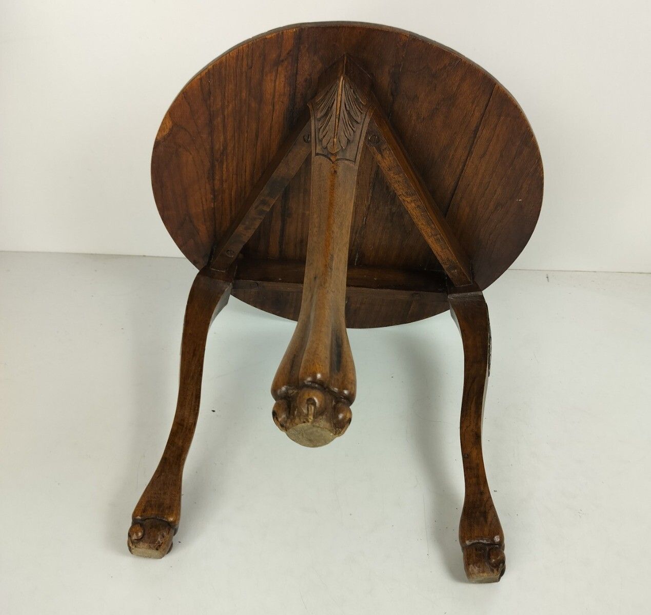 photo furniture Ornate Vintage Hand Carved Side Occasional Wine Coffee Table Lion Feet
