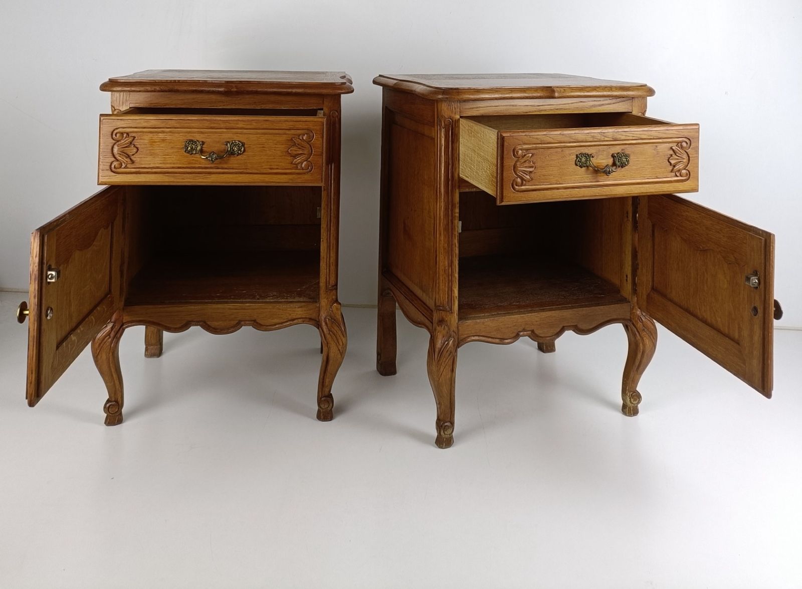 Pair Of Nightstands End Tables Cabinets Louis XV Style Bedroom Cabinets Wood Gor photo buy