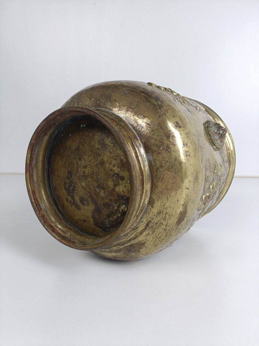 photo furniture Ornate Brass Planter Flower Pot Jardiniere Embossed Antique Grapes Cachepot