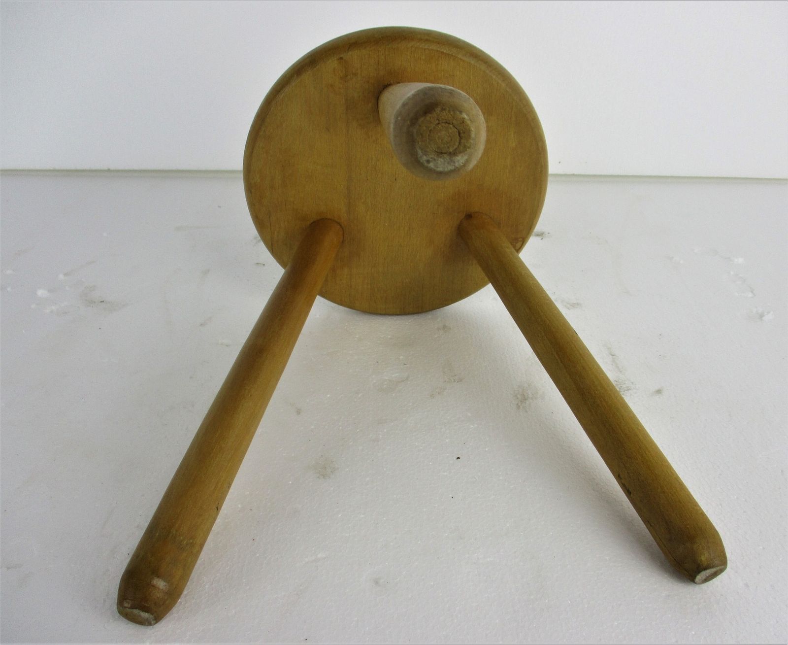 Antique Hand Carved Wood Tripod Milking Stool Pedestal Table Pedestal Barn Style photo vinterior