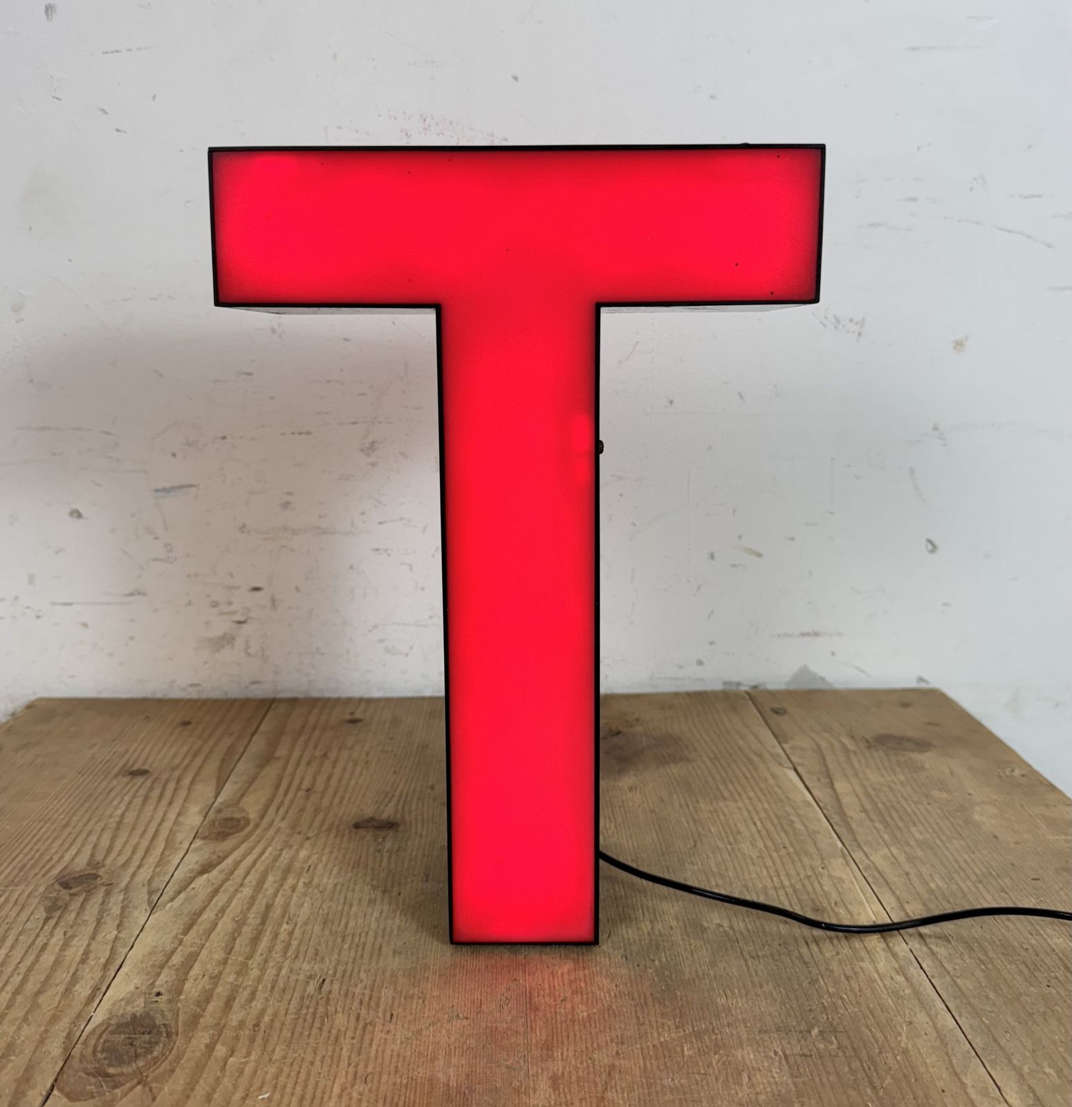 Vintage Red Illuminated Letter T , 1970s, 2x photo vintage