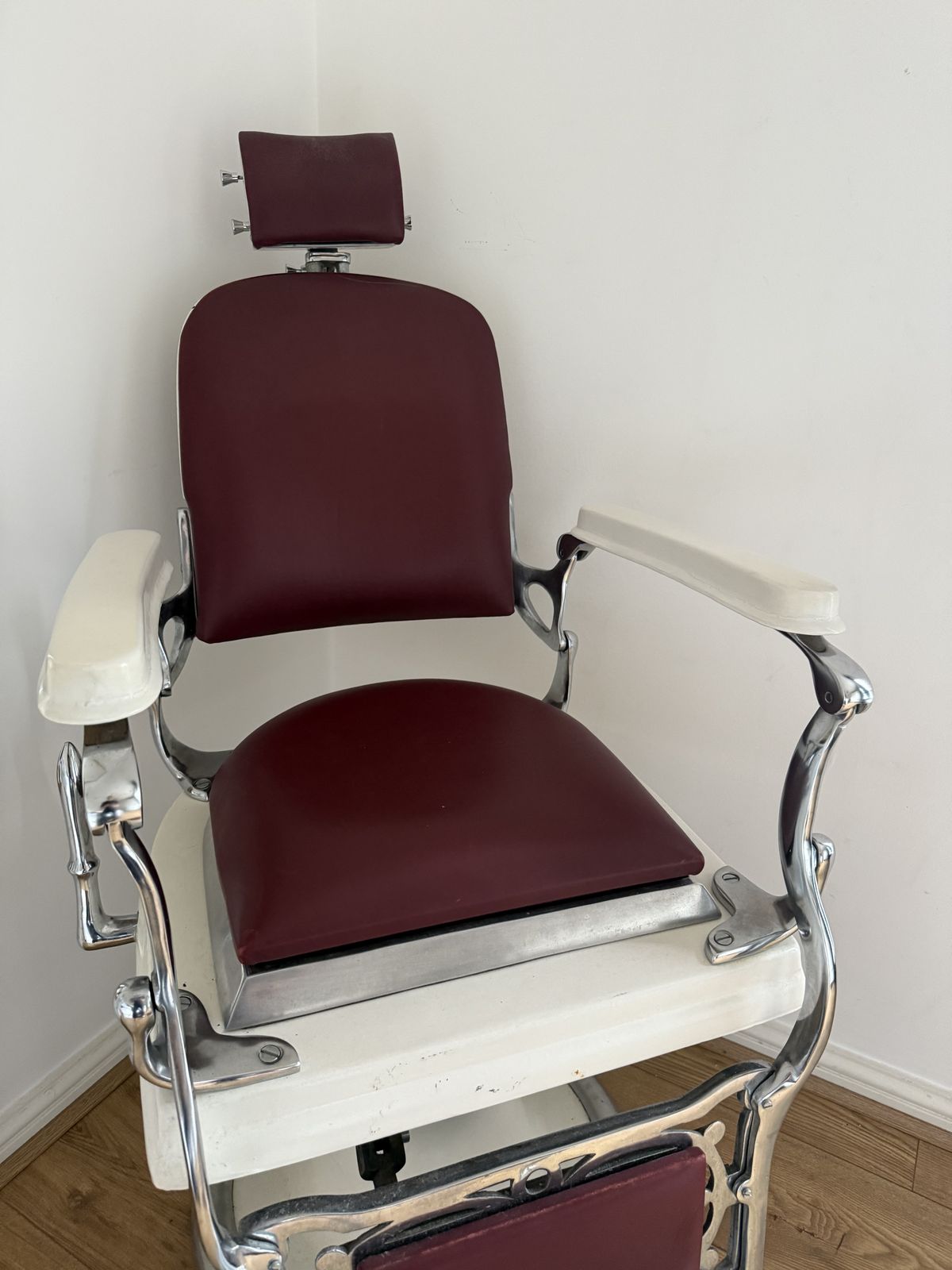 photo furniture Gioia Catania Original Barber Chair Vintage