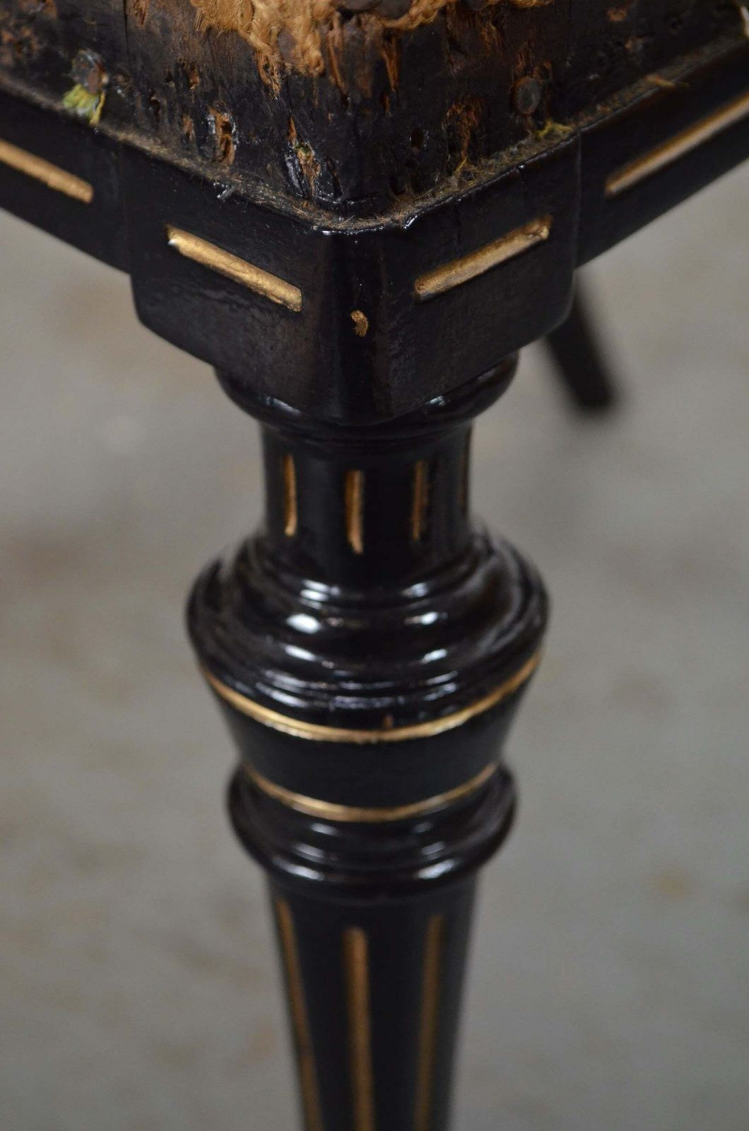 photo vintage 19th Century Aesthetic Movement Set Of Five Ebonised Chairs