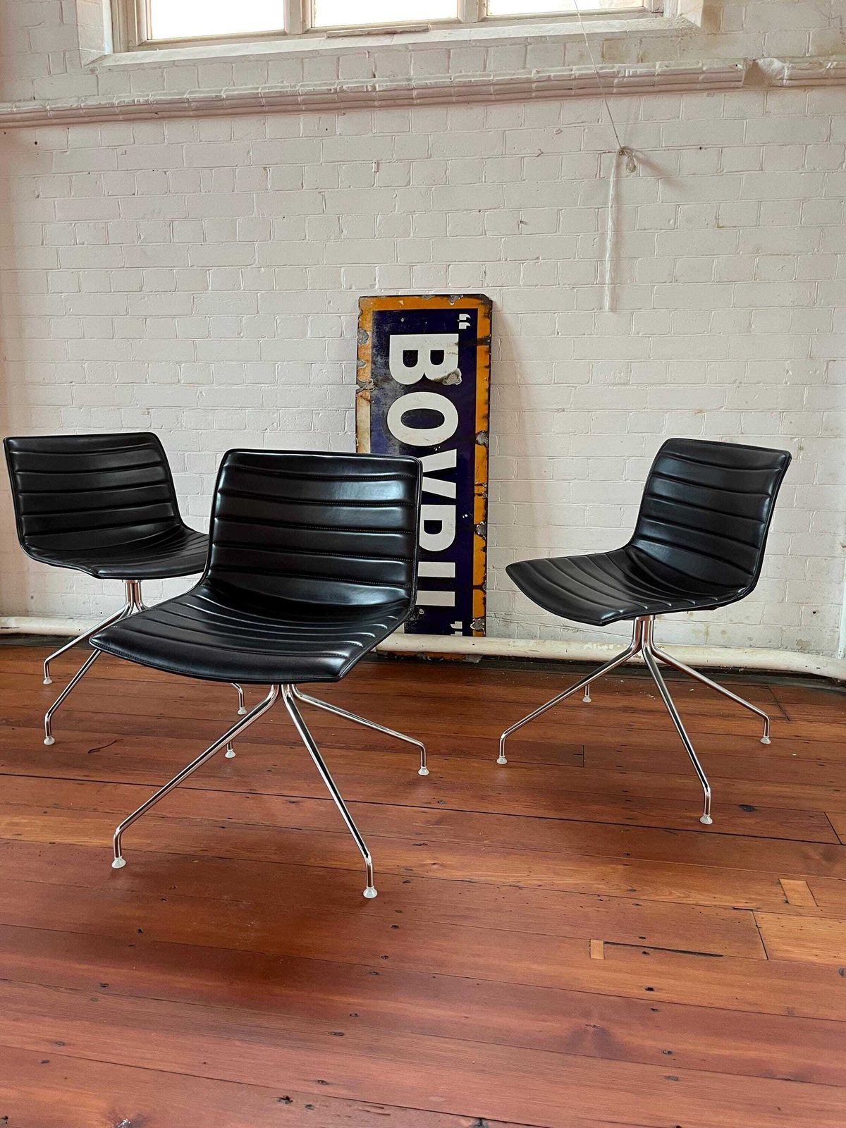 Arper Catifa 53 Swivel Chair   Black Leather (X1 Chair)
