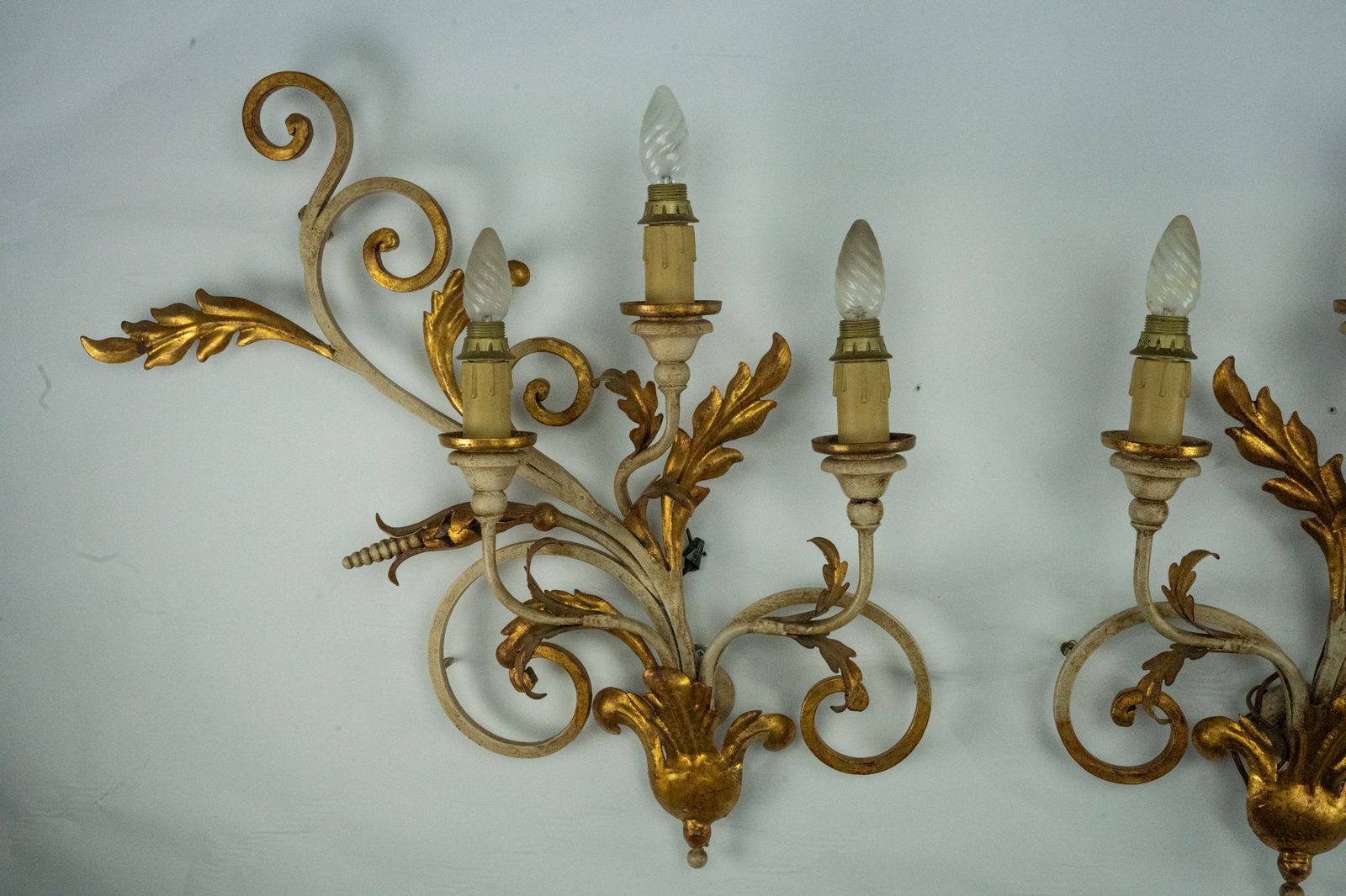 photo furniture Pair Of Large Floral Wall Lamps In Gilded And Lacquered Metal. Italy 1960s