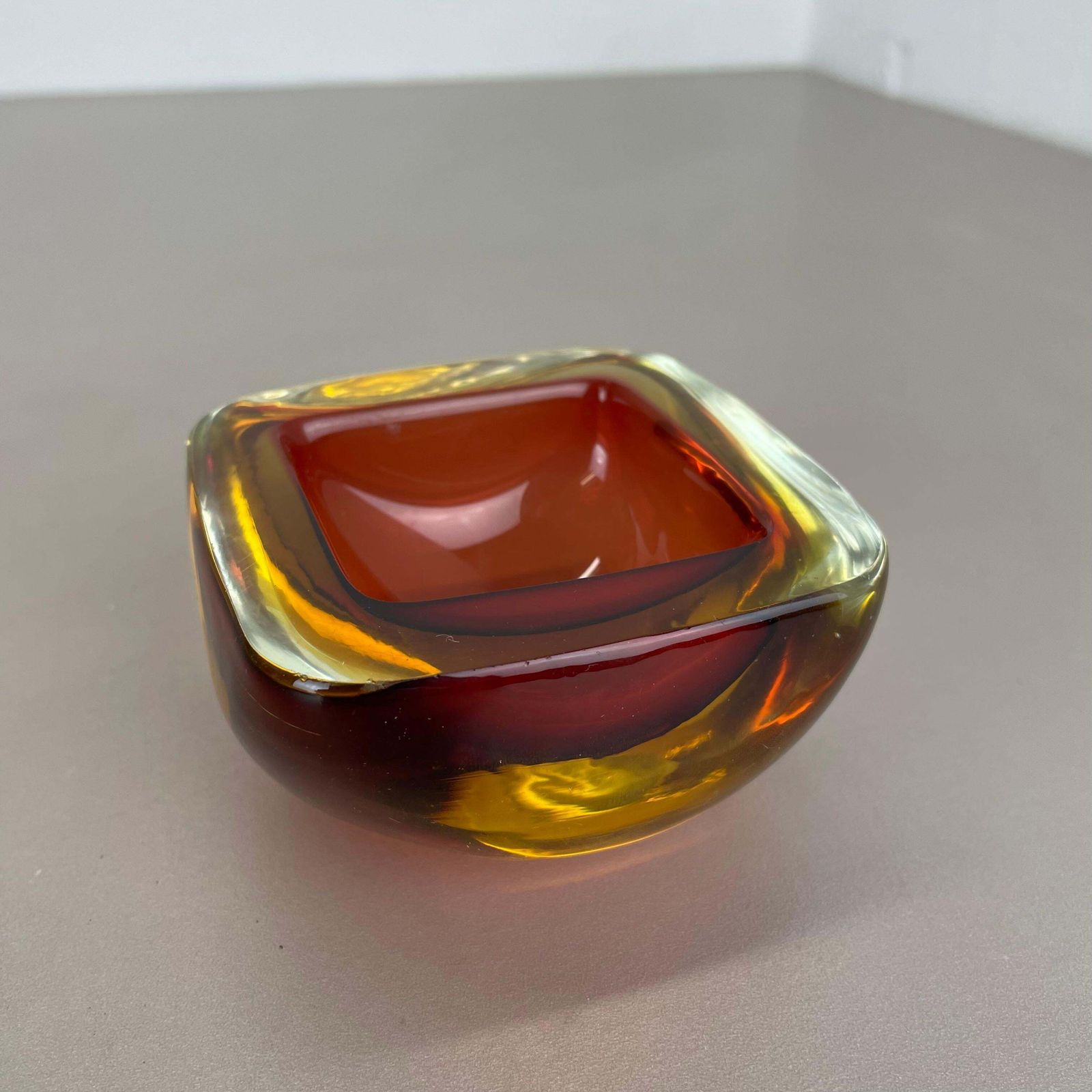 photo vinterior Rare Murano Glass "Red Yellow"  Bowl Element Shell Ashtray Murano, Italy, 1970s