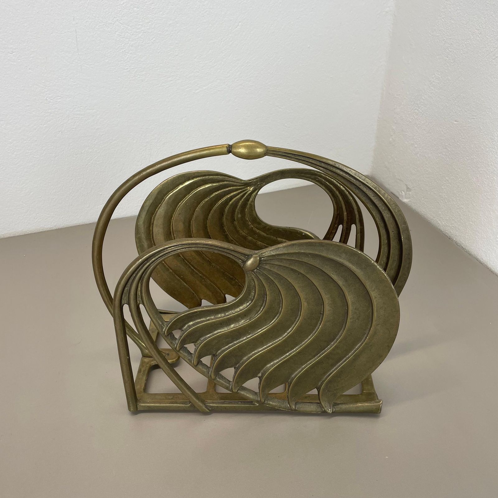 Hollywood Regency 4.8kg Brutalist Solid Brass Magazine Holder Stand, Italy 1970s photo Home Decor