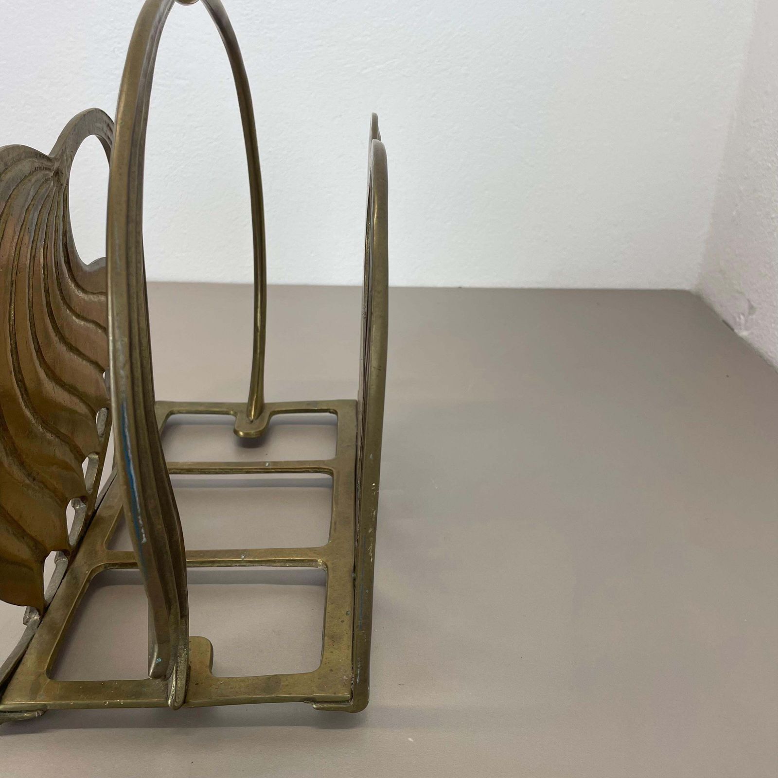 photo vinterior Hollywood Regency 4.8kg Brutalist Solid Brass Magazine Holder Stand, Italy 1970s