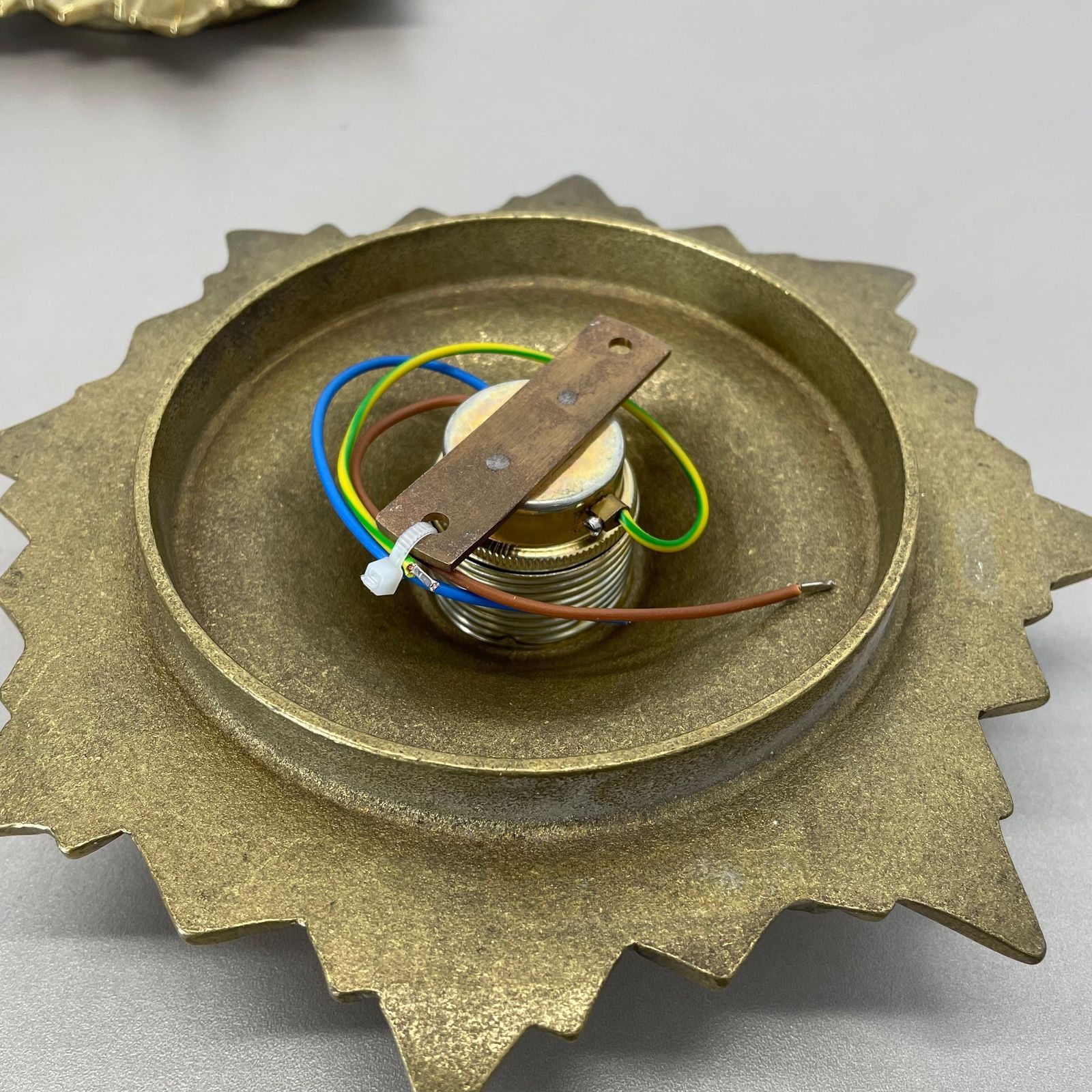 photo vintage Set Of Three Brutalist Bronze Sunburst Wall Ceiling Light Sconces, Italy 1950s