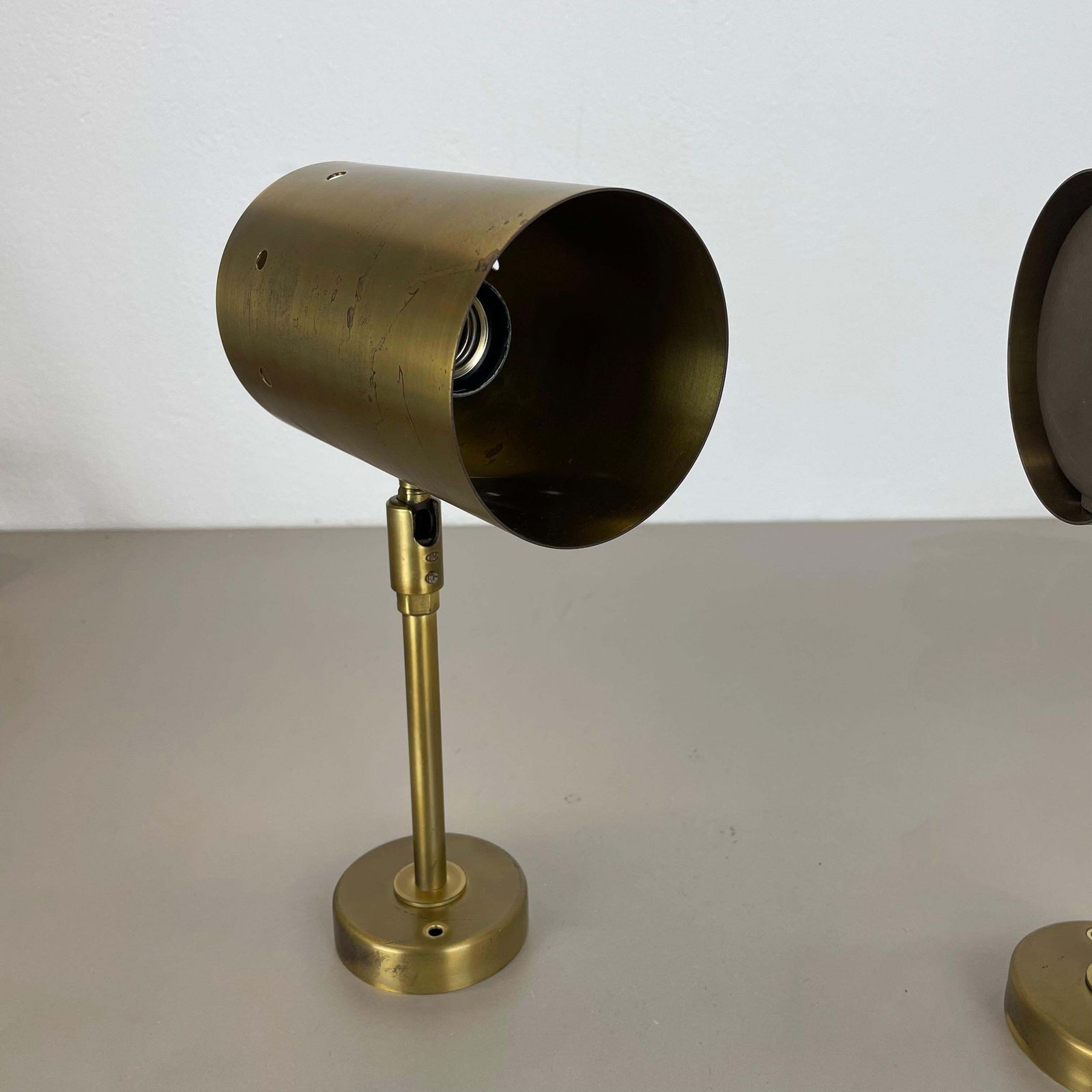 photo vintage Set Of Two Large Minimalist Brass "Tube" Wall Light Sconces, Italy 1970s