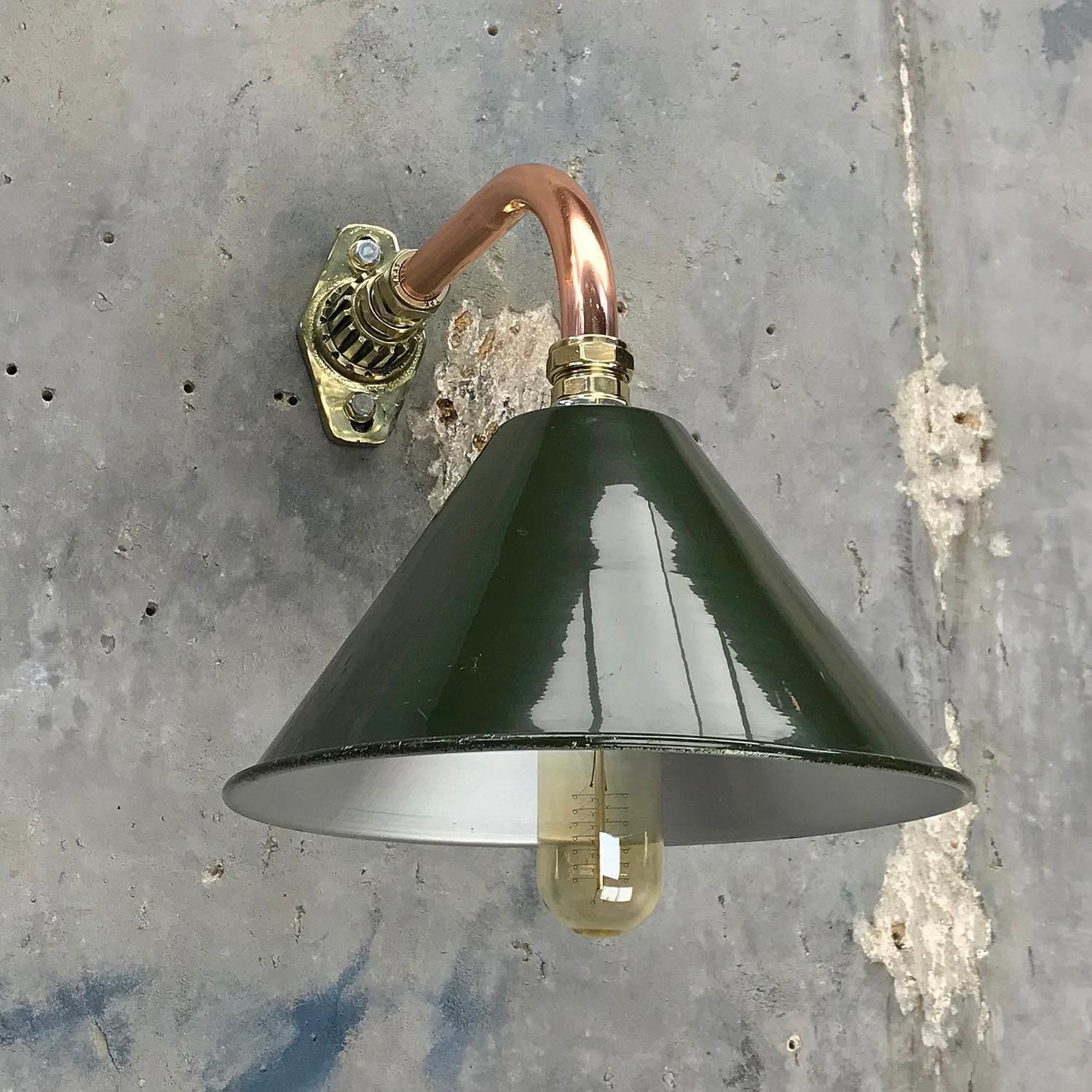 photo vinterior 1980s Ex British Army Light Shade / Copper And Brass Cantilever, Original Green