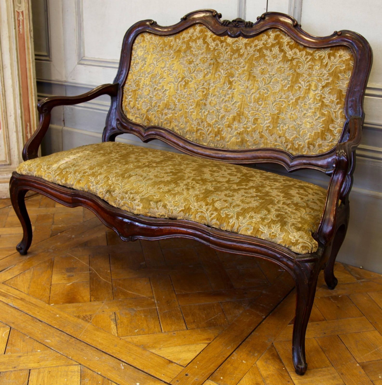 18th Century Italian Walnut Sofa photo furniture