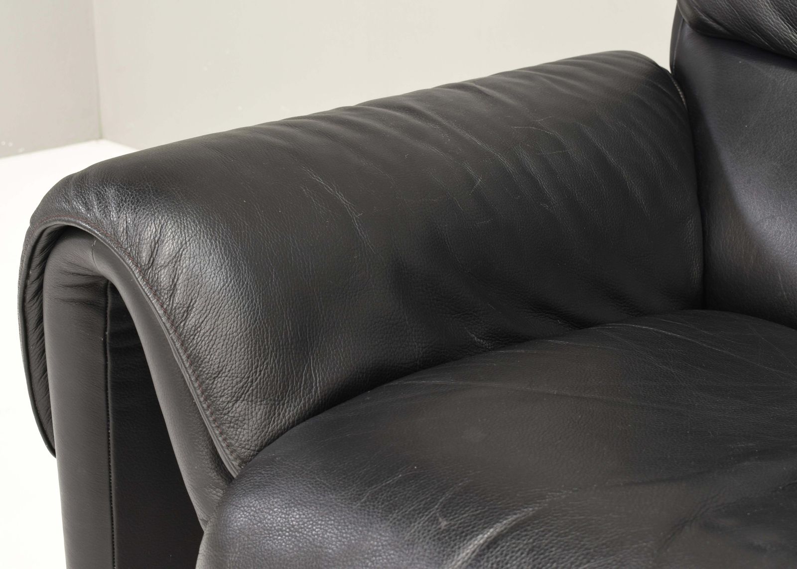 photo vinterior De Sede Ds 2011 Two Seat Sofa In Black Leather, Switzerland   Circa 1980 90