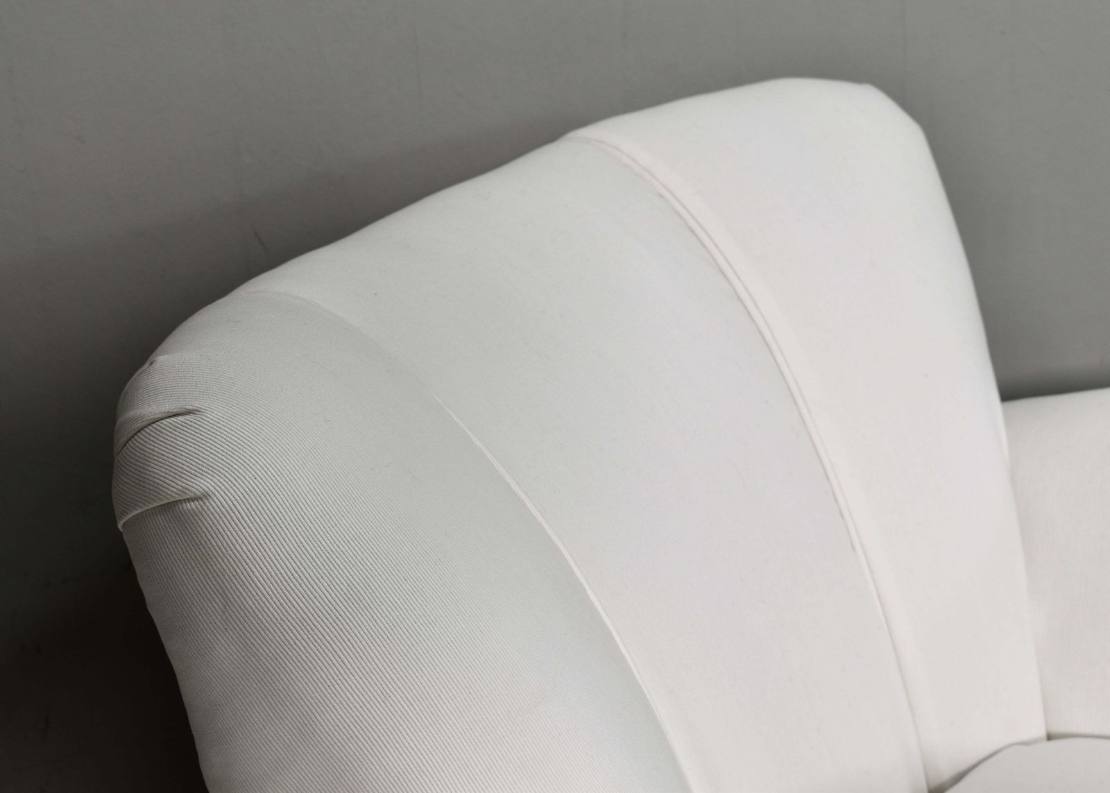 photo vinterior Pair Of Italian Armchairs With Poufs In White Fabric – Italy, Circa 1940s