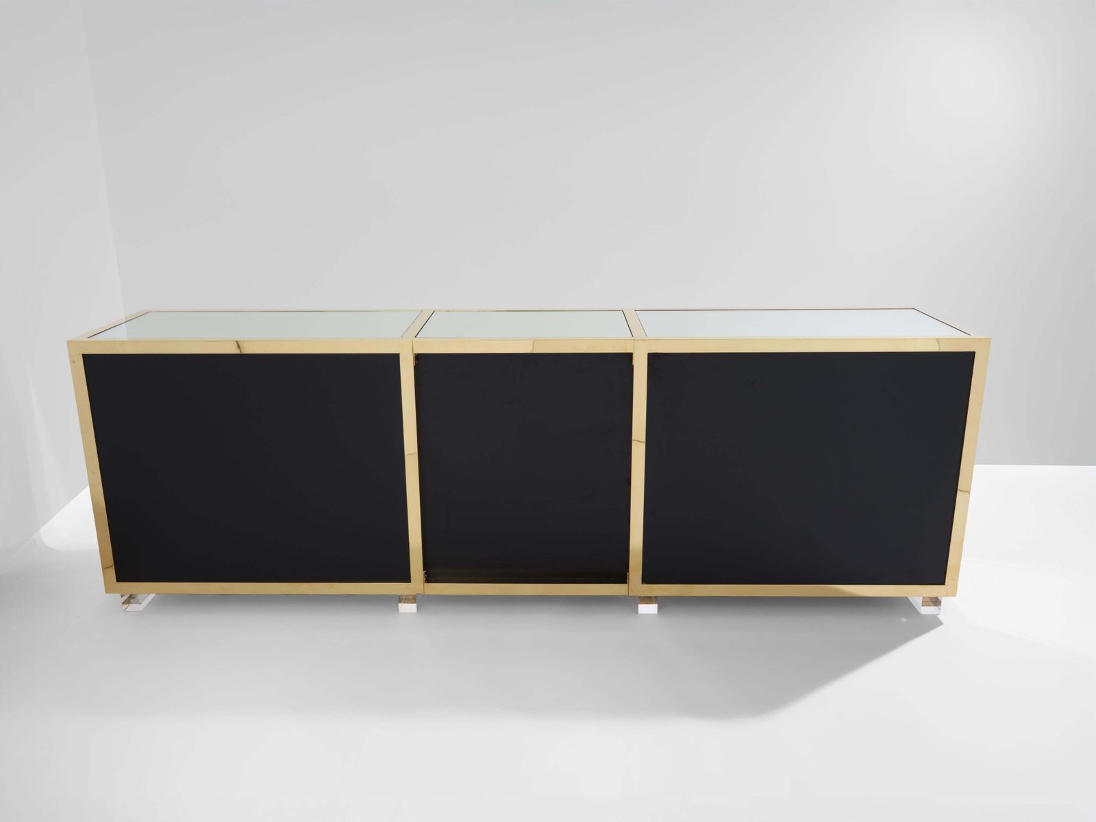 photo furniture Enfilade Michel Pigneres en laiton, miroirs et pieds en lucite, années 1970