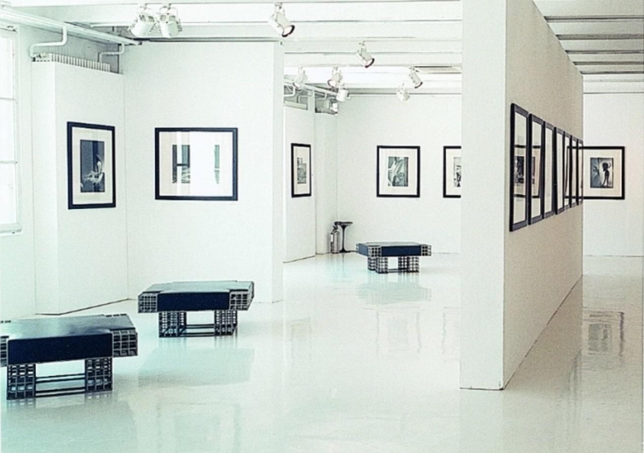 photo for sale Grand pouf-banquette par Carla Sozzani en velours mohair, Milan, années 1990