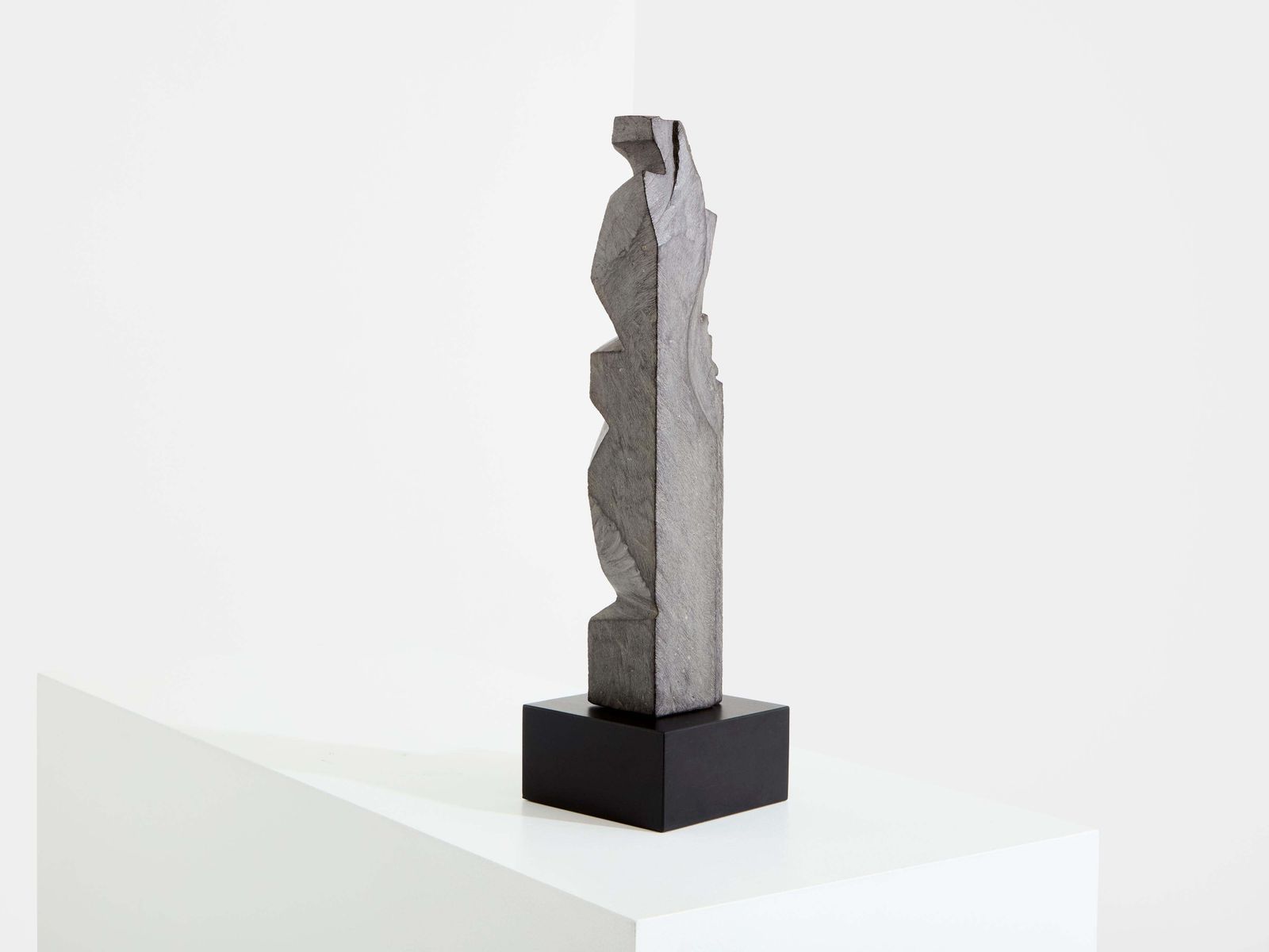 Sculpture totem brutaliste en pierre de Figueras, Sébastien Touret, vers 2010 photo Art